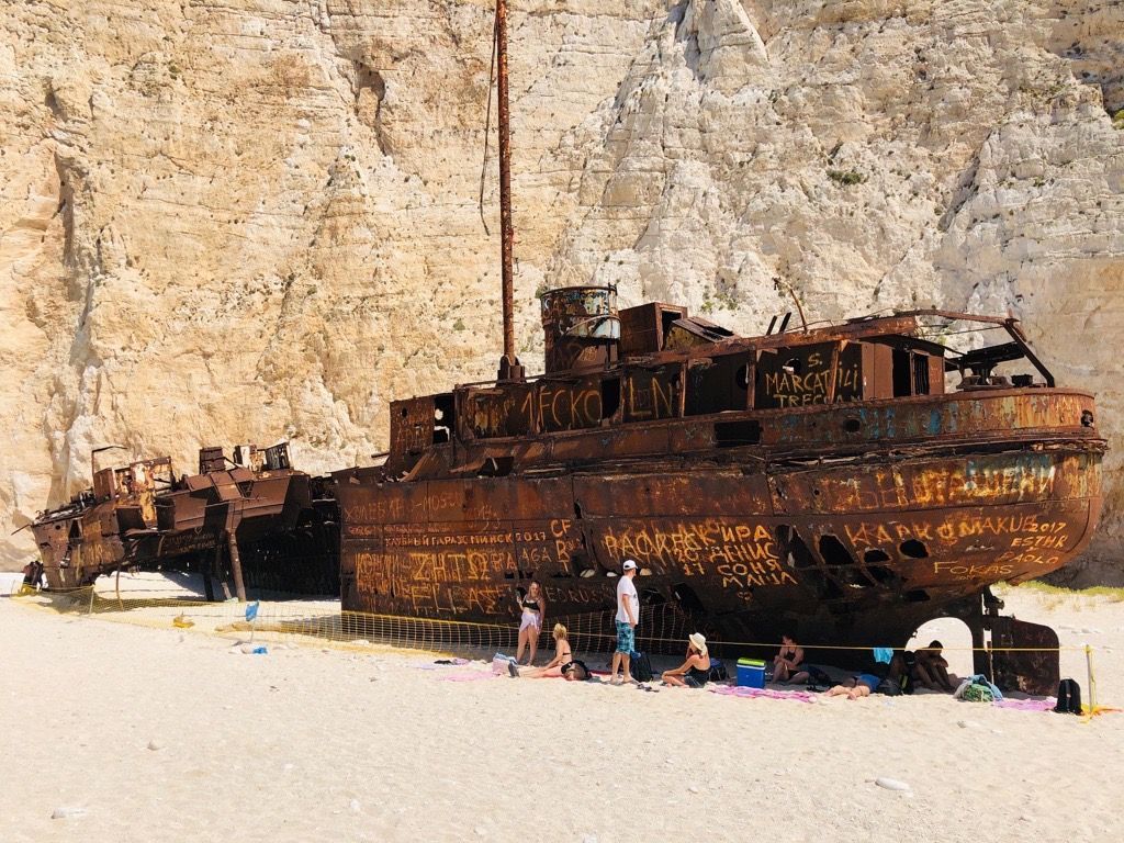 Die Shipwreck Cove, auch Navagio Beach oder Schmuggler-Bucht genannt, auf der griechischen Insel Zakynthos.
