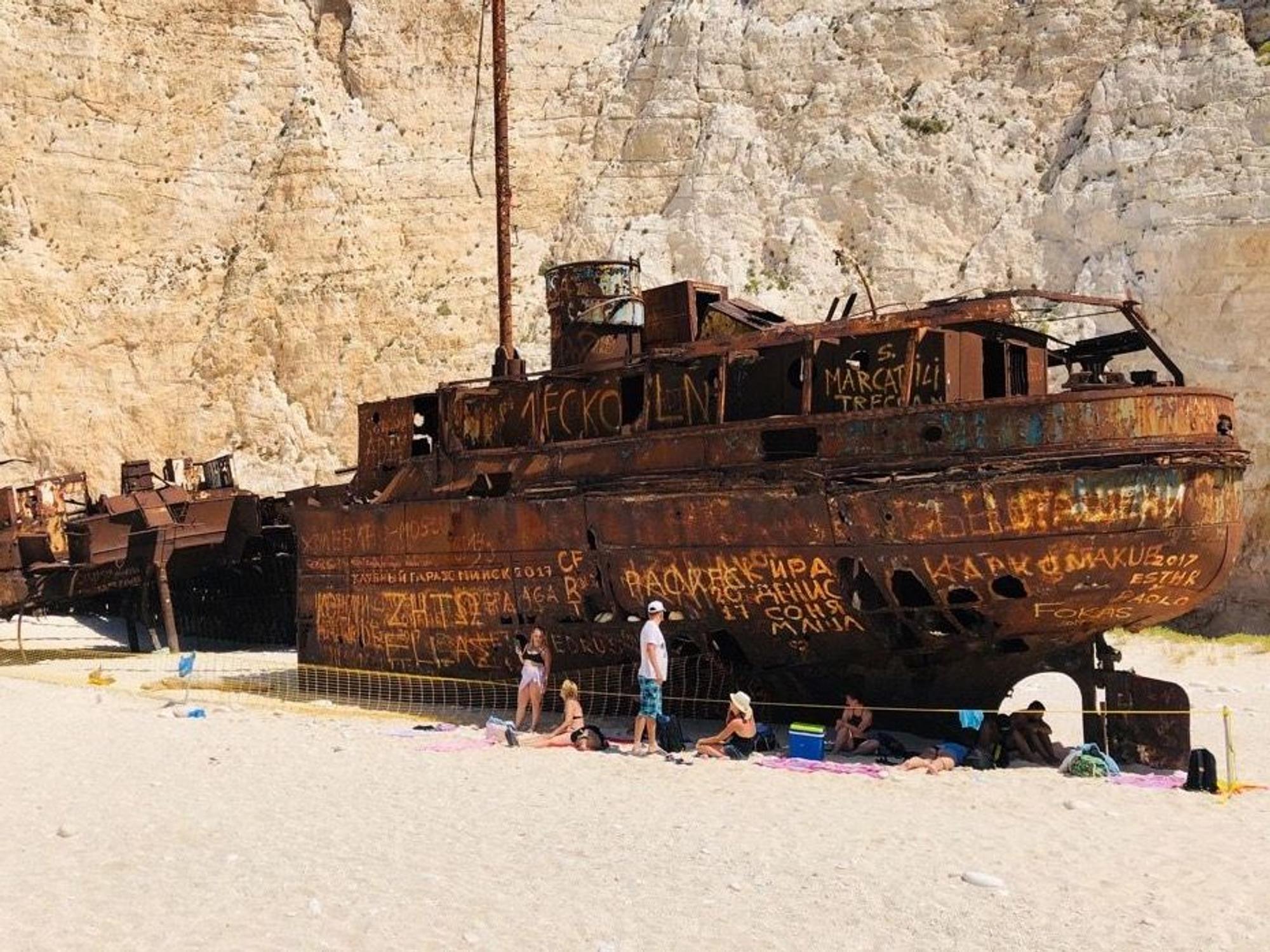 Die Shipwreck Cove, auch Navagio Beach oder Schmuggler-Bucht genannt, auf der griechischen Insel Zakynthos.