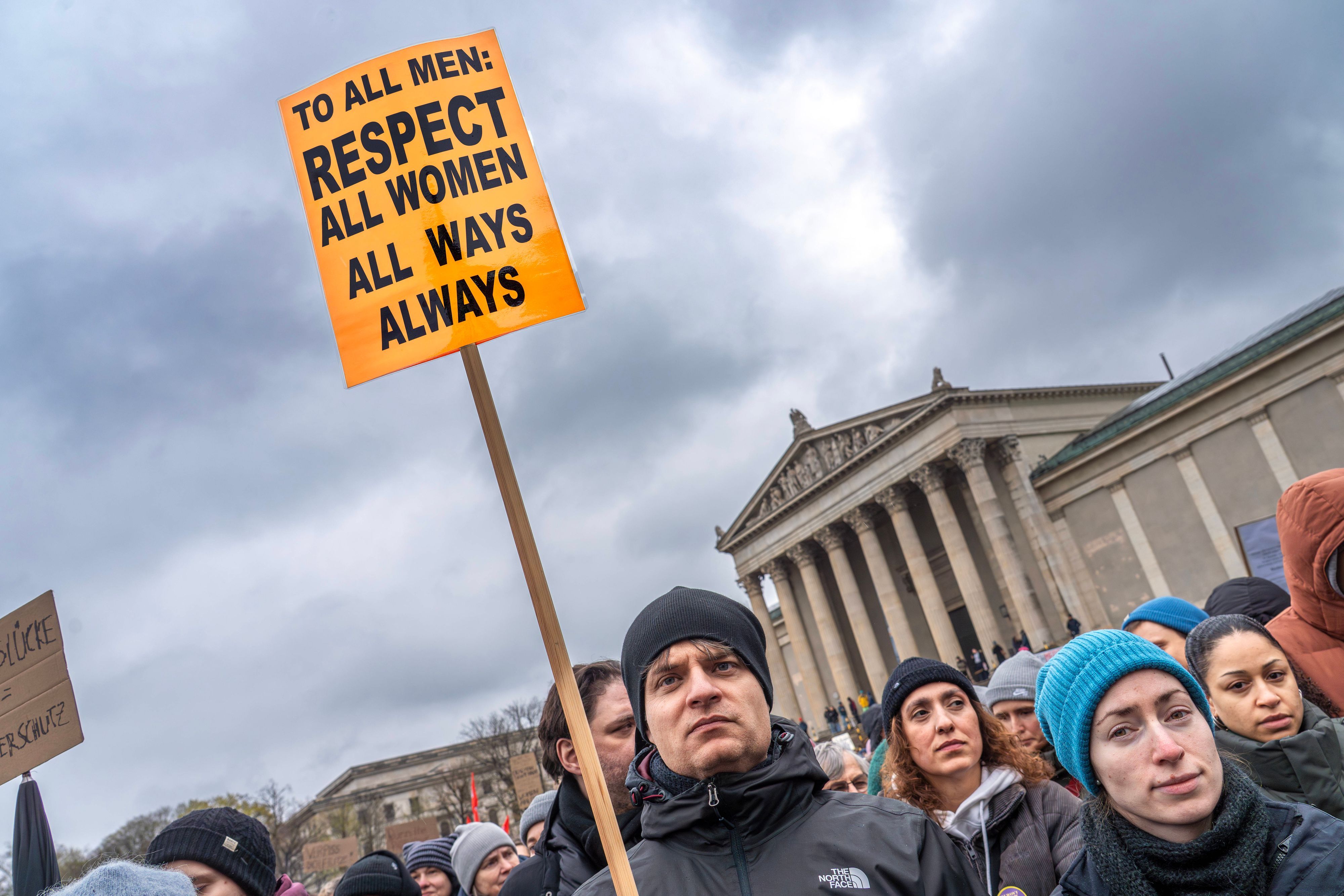 Demonstranten mit Plakat für Collien Fernandes