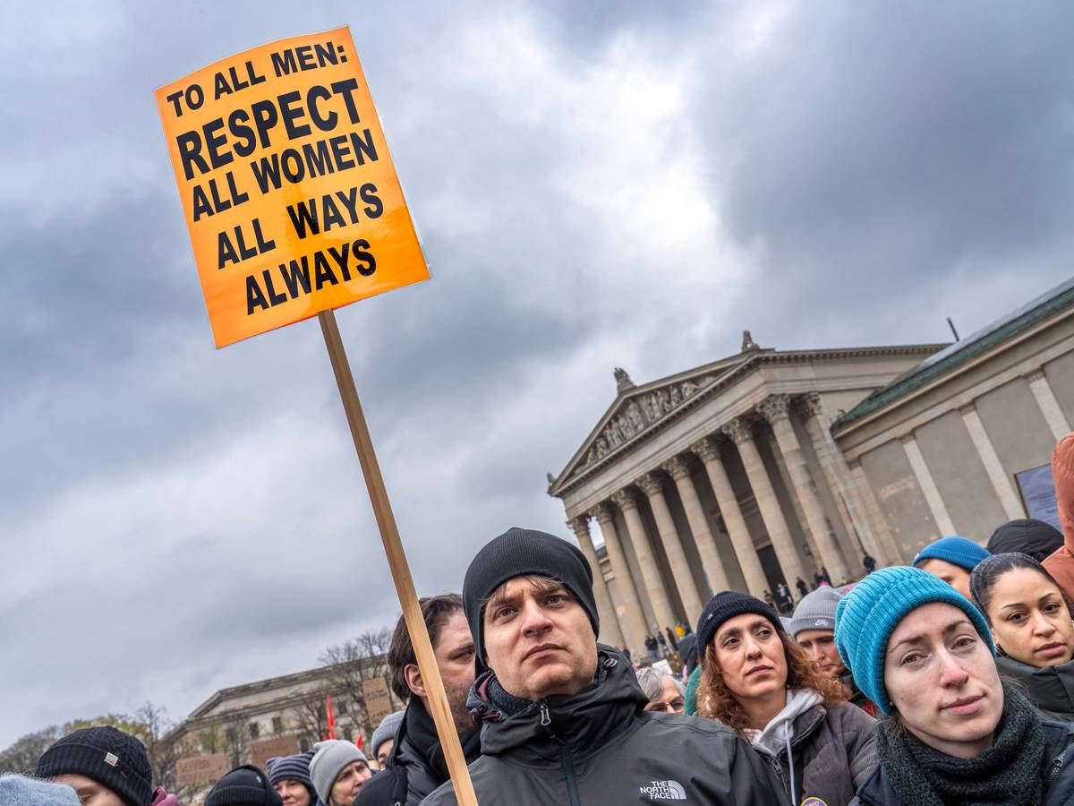 Demonstranten mit Plakat für Collien Fernandes