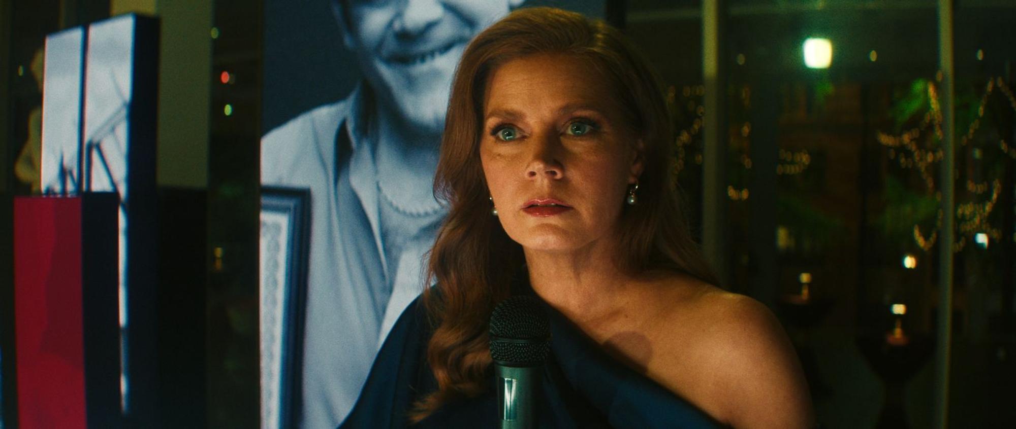 Anwältin Anna Bowden (Amy Adams), die normalerweise für unschuldig einsitzende und oft unterprivilegierte Gefangene kämpft, muss sich nun selbst gegen die Zerstörung ihres Lebens und das ihrer Familie wehren. (Bild: Apple TV)
