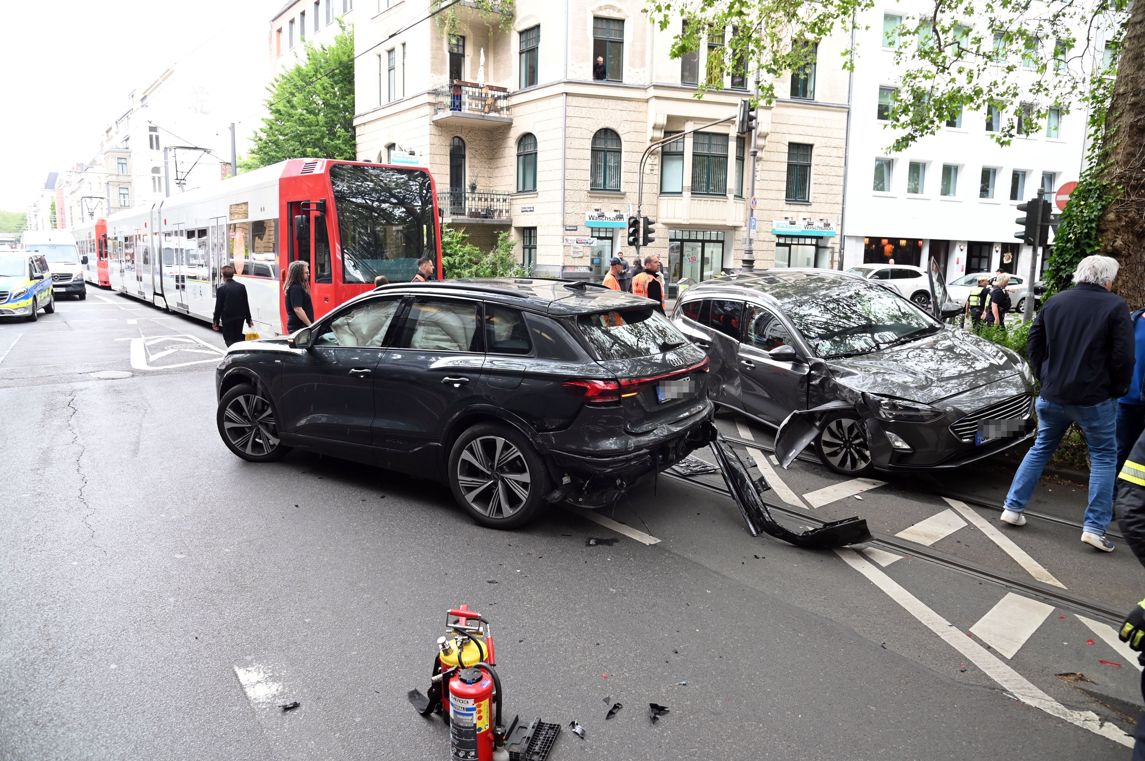 Unfall am Mittwoch (3. Juni) auf der Richard-Wagner-Straße: Zwei PKW und eine Bahn der KVB sind beteiligt.