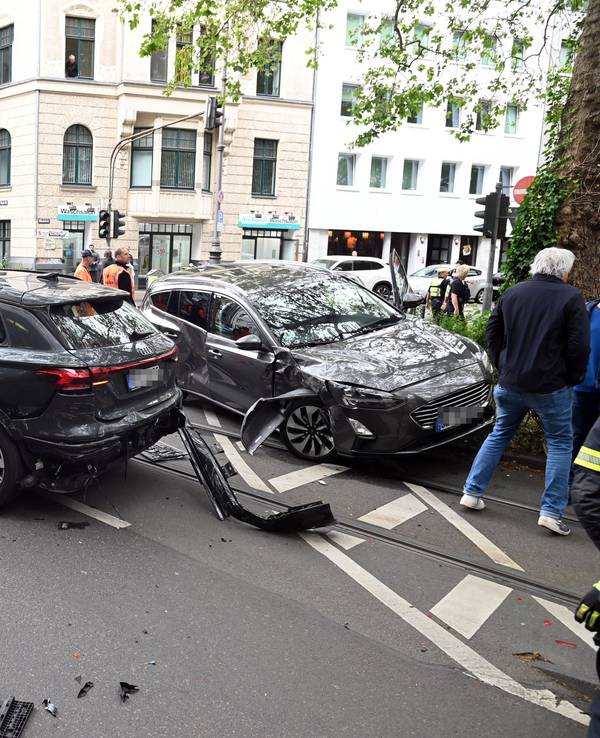 Unfall am Mittwoch (3. Juni) auf der Richard-Wagner-Straße: Zwei PKW und eine Bahn der KVB sind beteiligt.