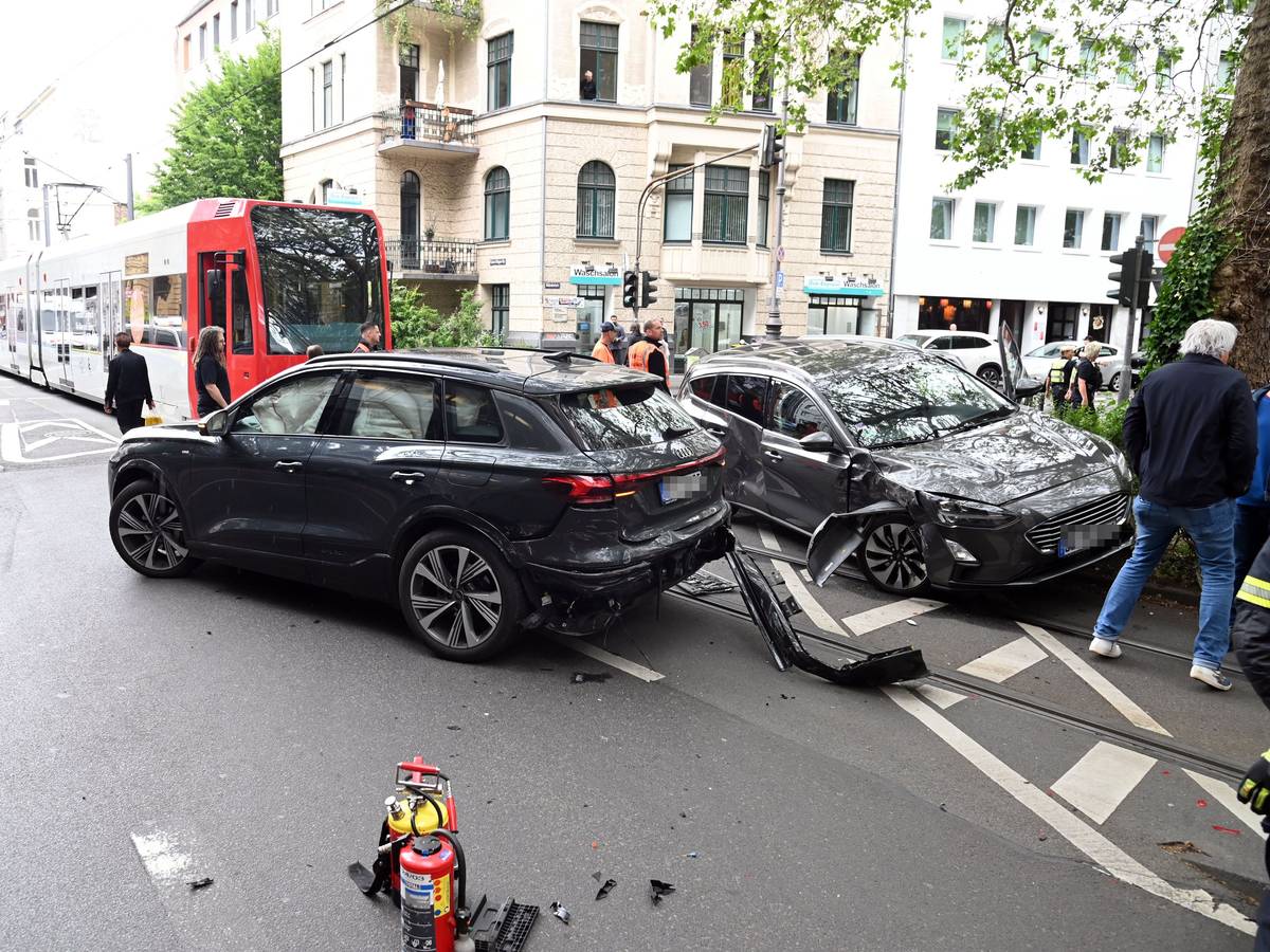 Unfall am Mittwoch (3. Juni) auf der Richard-Wagner-Straße: Zwei PKW und eine Bahn der KVB sind beteiligt.