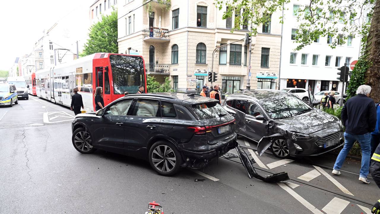 Unfall am Mittwoch (3. Juni) auf der Richard-Wagner-Straße: Zwei PKW und eine Bahn der KVB sind beteiligt.