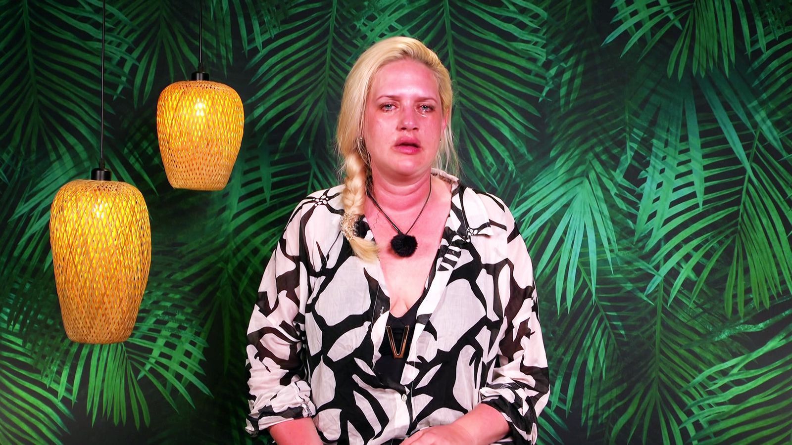 Je näher das Finale, desto dünner die Nerven: Sarah Knappik drückte das Halbfinale von „Kampf der RealityAllstars“ (RTLZWEI) jedenfalls heftig auf die Tränendrüsen. (Bild: RTLZWEI)