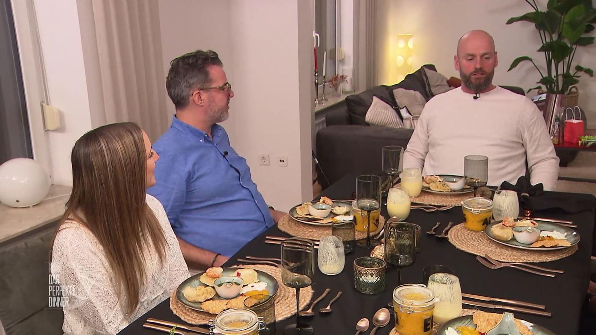 Maddi und Tim (Mitte.) freuen sich auf Papadams mit Mangochutney und Gurken-Raita sowie drei Pani-Puri-Variationen.
(Bild: RTL)