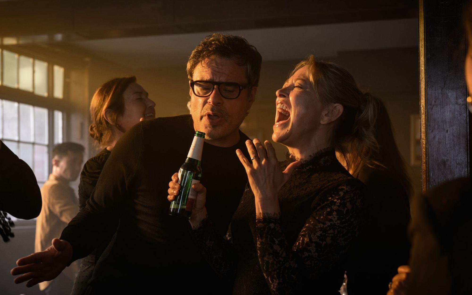 Steve (Jemaine Clement) und Alice (Nicola Walker) sind seit über 30 Jahren beste Freunde. (Bild: 2025 Disney+, Inc./Lara Cornell)