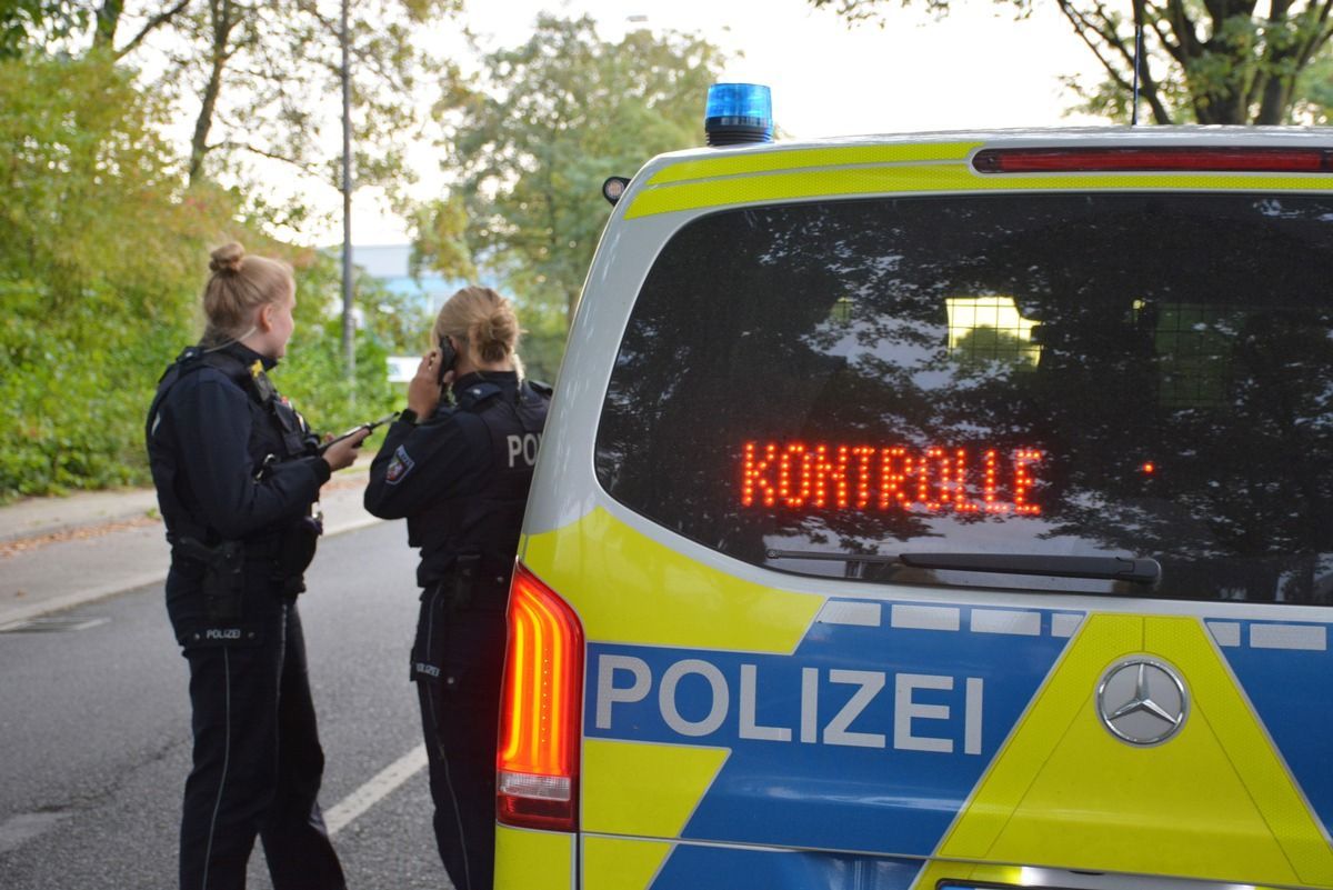 Polizeikontrolle zur Verkehrssicherheit von Radfahrern und Fußgängern.