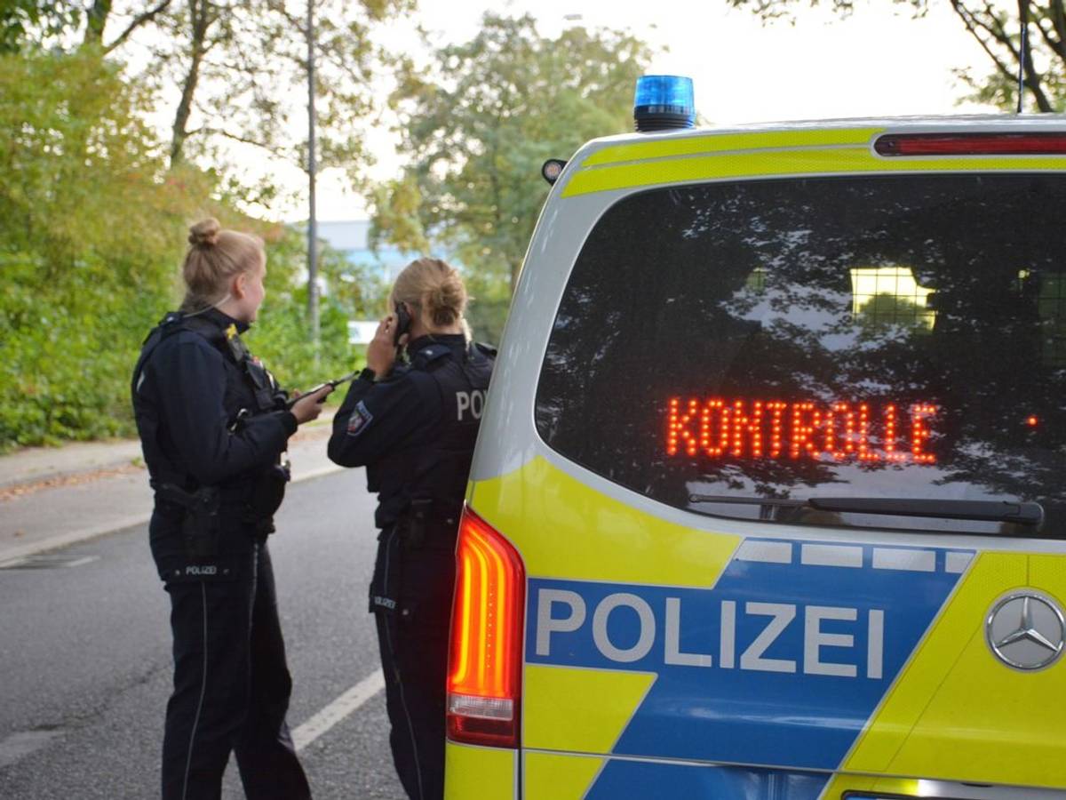 Polizeikontrolle zur Verkehrssicherheit von Radfahrern und Fußgängern.