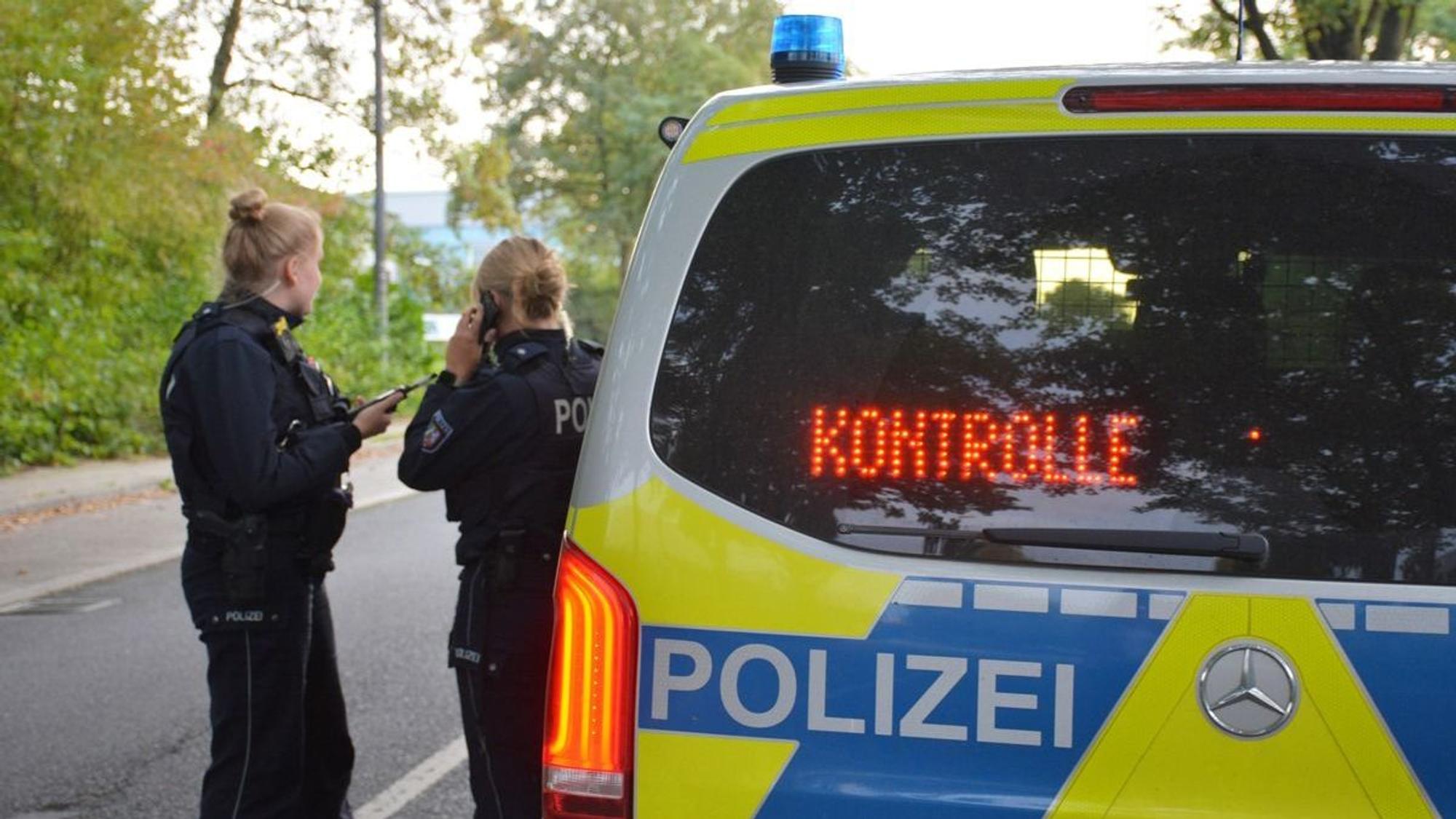 Polizeikontrolle zur Verkehrssicherheit von Radfahrern und Fußgängern.