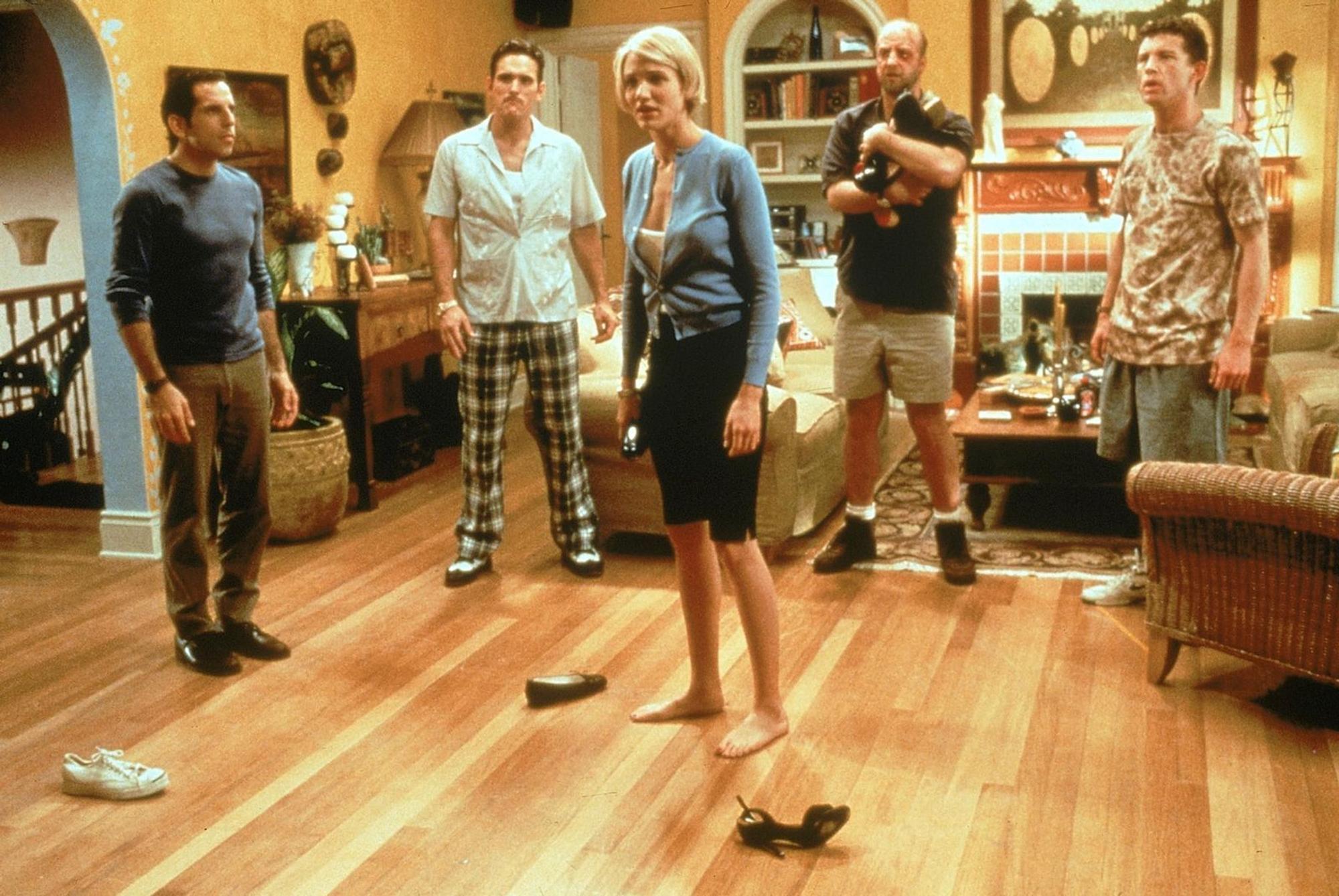 Mary (Cameron Diaz) hat allen den Kopf verdreht: Nun versuchen Ted (Ben Stiller, links), Pat (Matt Dillon, zweiter von links), Dom (Chris Elliot, zweiter von rechts) und Tucker (Lee Evans, rechts) sich gegenseitig auszustechen.
(Bild: 1998 Twentieth Century Fox Film Corporation. All rights reserved.)
