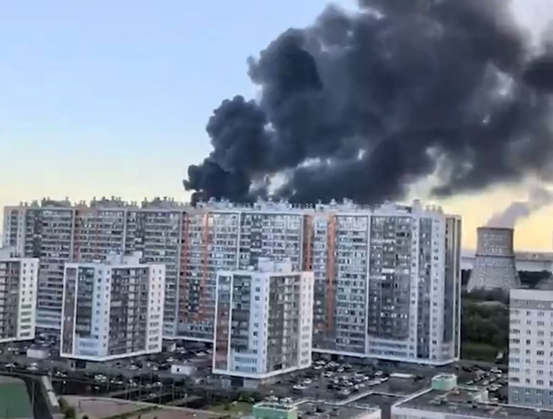 Ein Screenshot aus einem vom ukrainischen Präsidenten Wolodymyr Selenskyj veröffentlichten Video zeigt brennende Häuser in St. Petersburg.