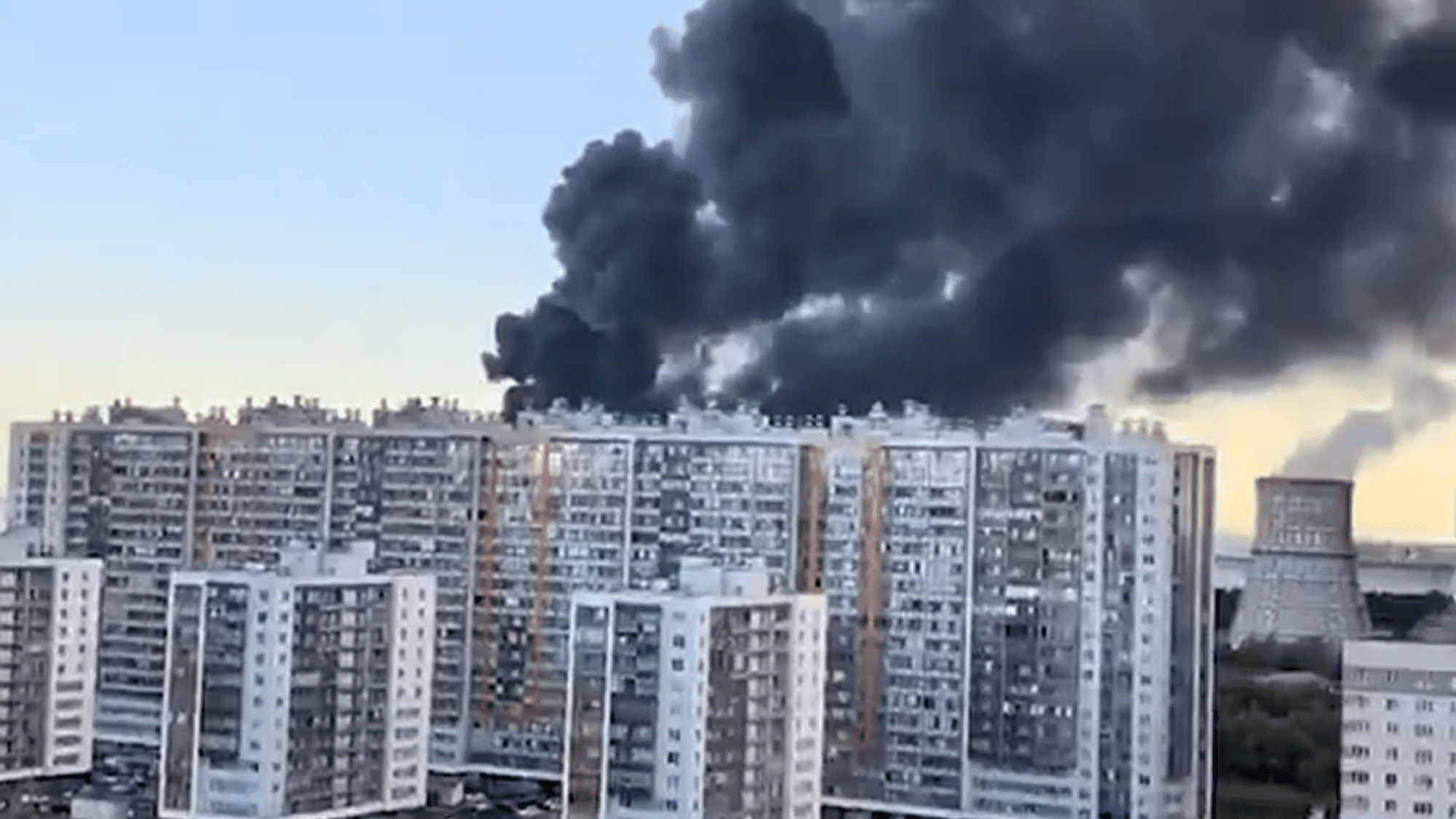 Ein Screenshot aus einem vom ukrainischen Präsidenten Wolodymyr Selenskyj veröffentlichten Video zeigt brennende Häuser in St. Petersburg.