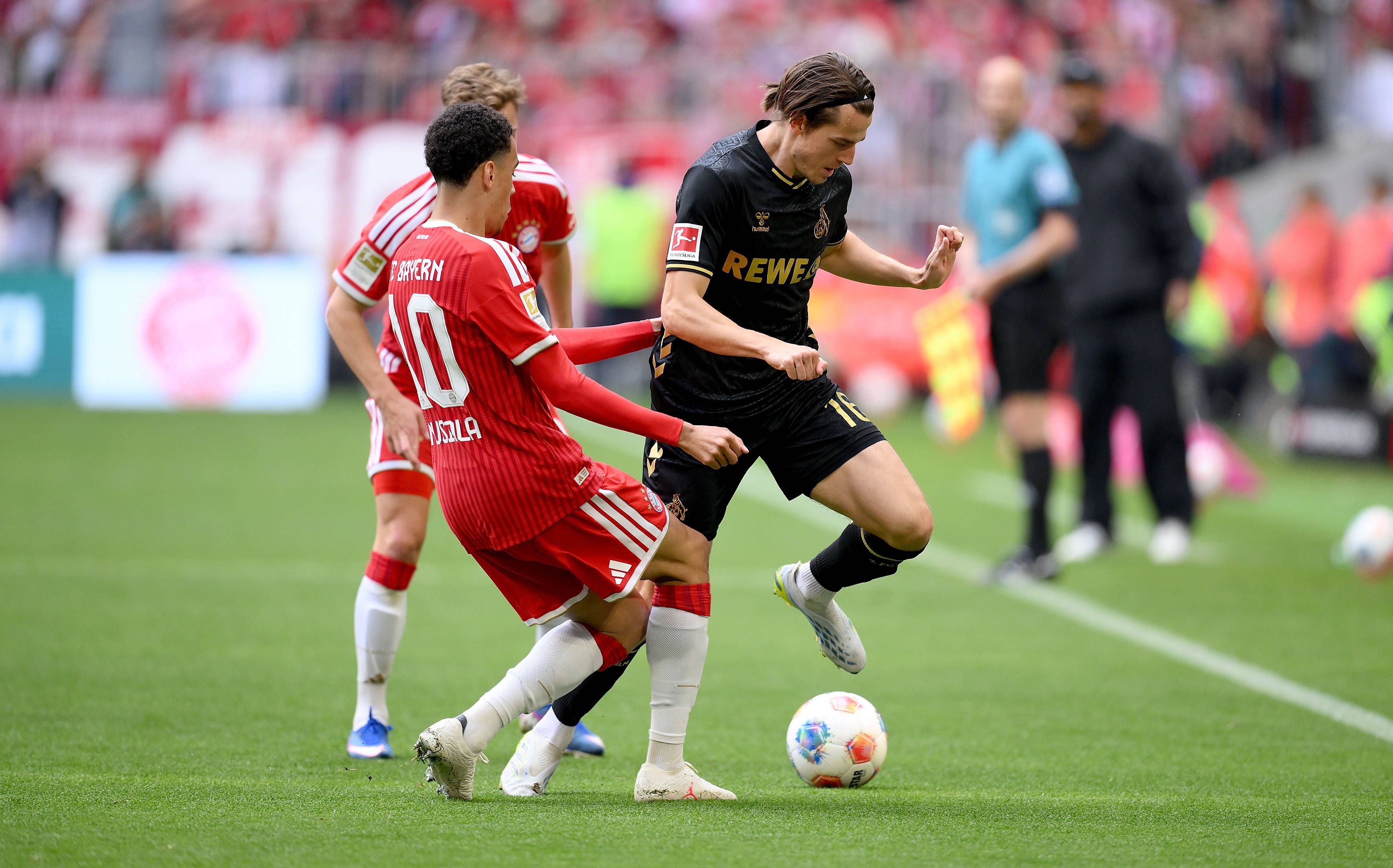 Jakub Kaminski im Duell mit Jamal Musiala.