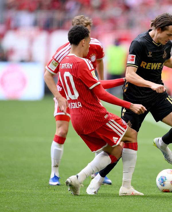 Jakub Kaminski im Duell mit Jamal Musiala.