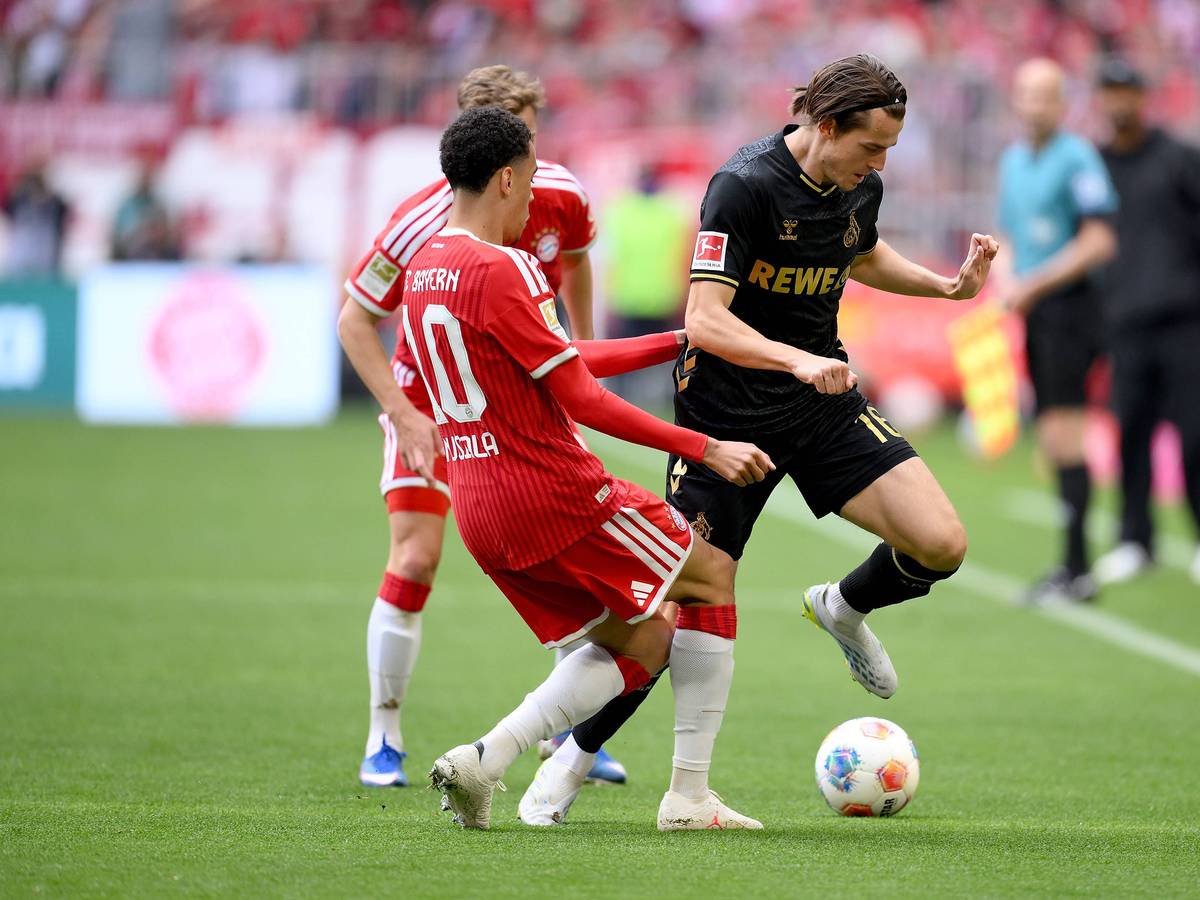 Jakub Kaminski im Duell mit Jamal Musiala.