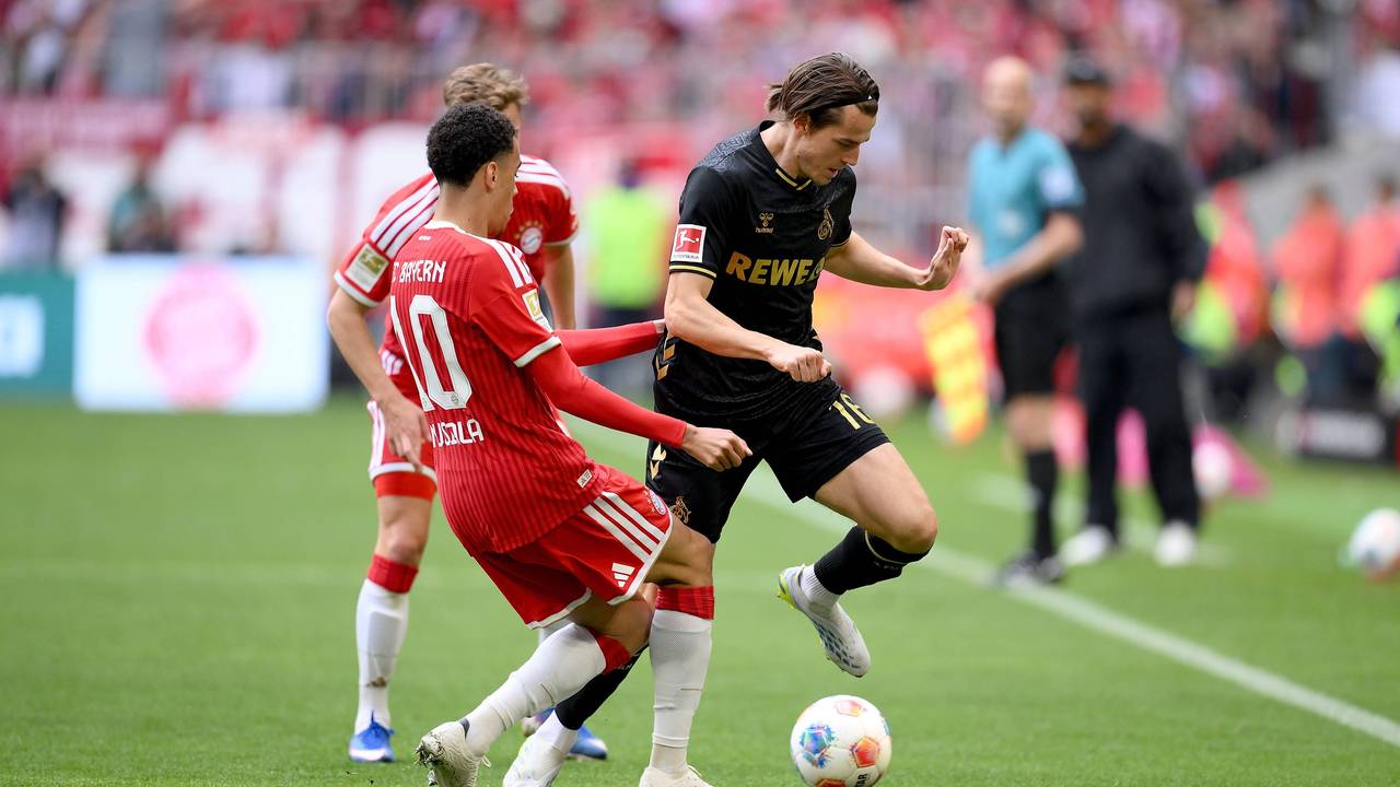 Jakub Kaminski im Duell mit Jamal Musiala.