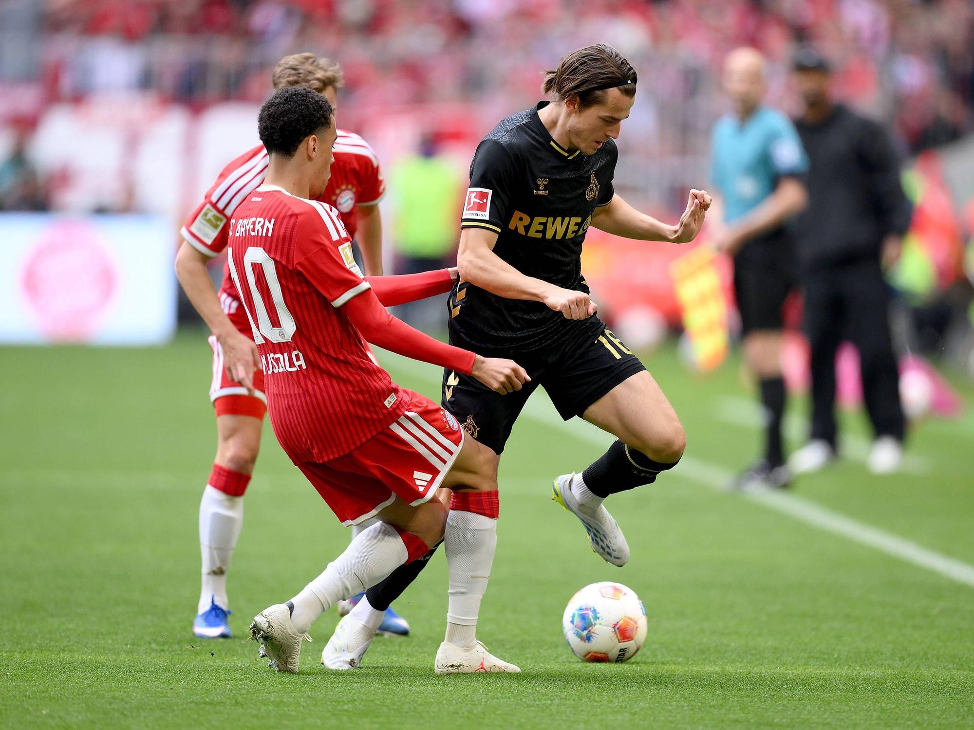 Jakub Kaminski im Duell mit Jamal Musiala.