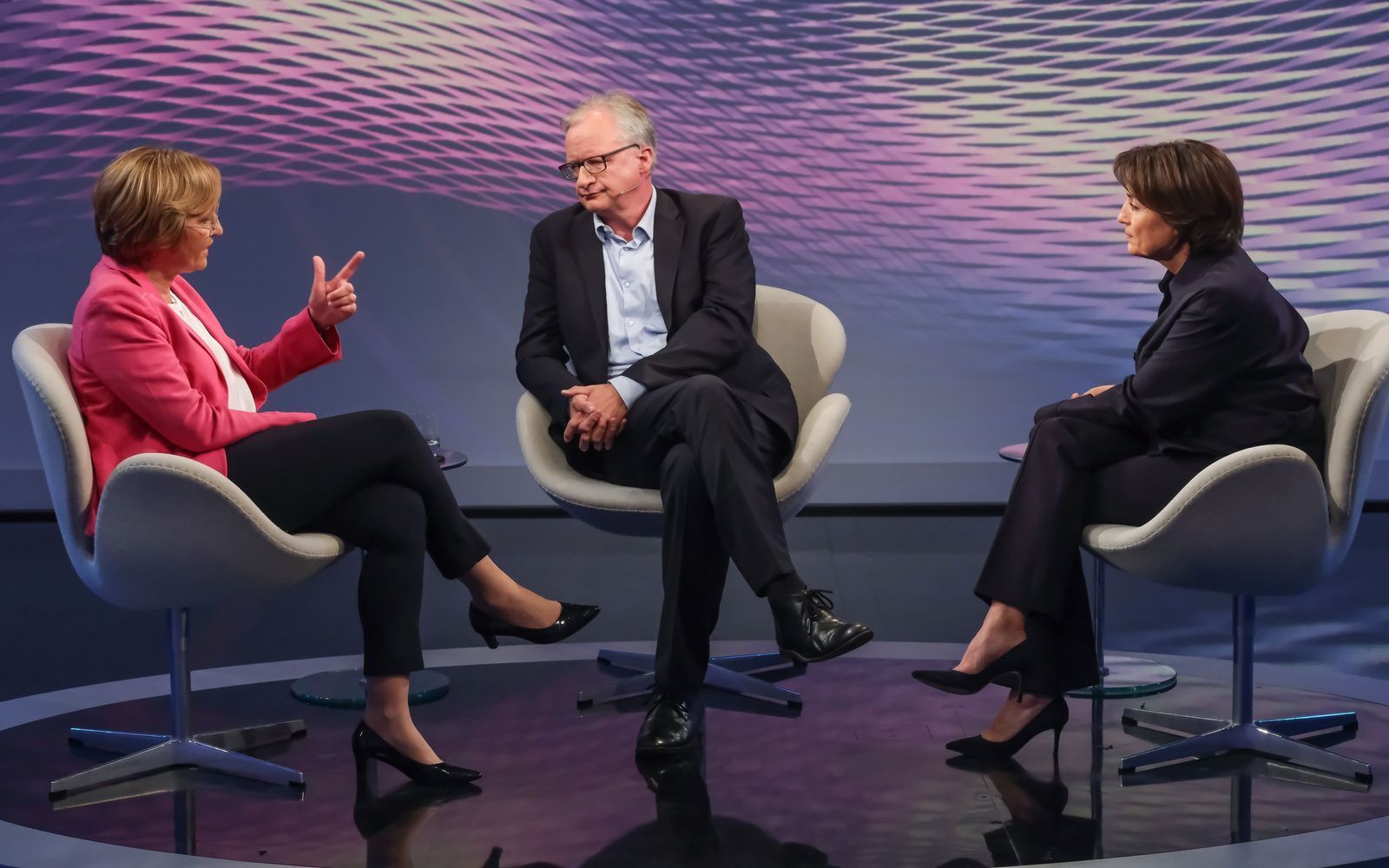 Bei Sandra Maischberger (rechts) trafen sich Beatrix von Storch und Albrecht von Lucke zum Streitgespräch. (Bild: WDR / Oliver Ziebe)