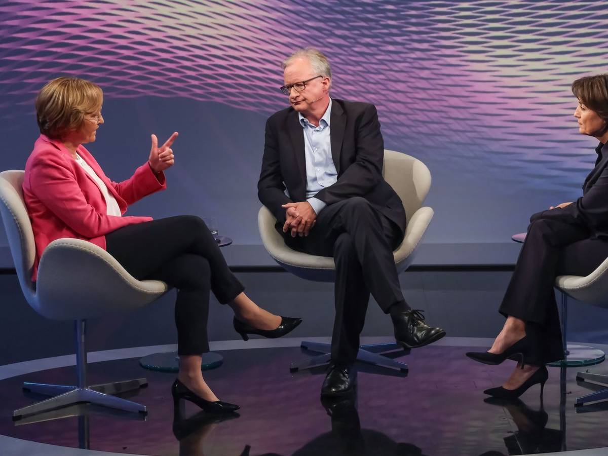 Bei Sandra Maischberger (rechts) trafen sich Beatrix von Storch und Albrecht von Lucke zum Streitgespräch. (Bild: WDR / Oliver Ziebe)