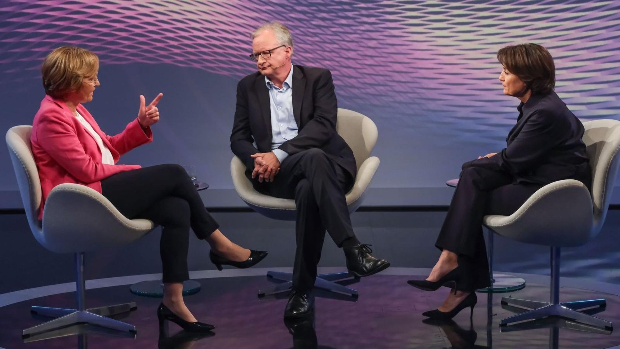 Bei Sandra Maischberger (rechts) trafen sich Beatrix von Storch und Albrecht von Lucke zum Streitgespräch. (Bild: WDR / Oliver Ziebe)