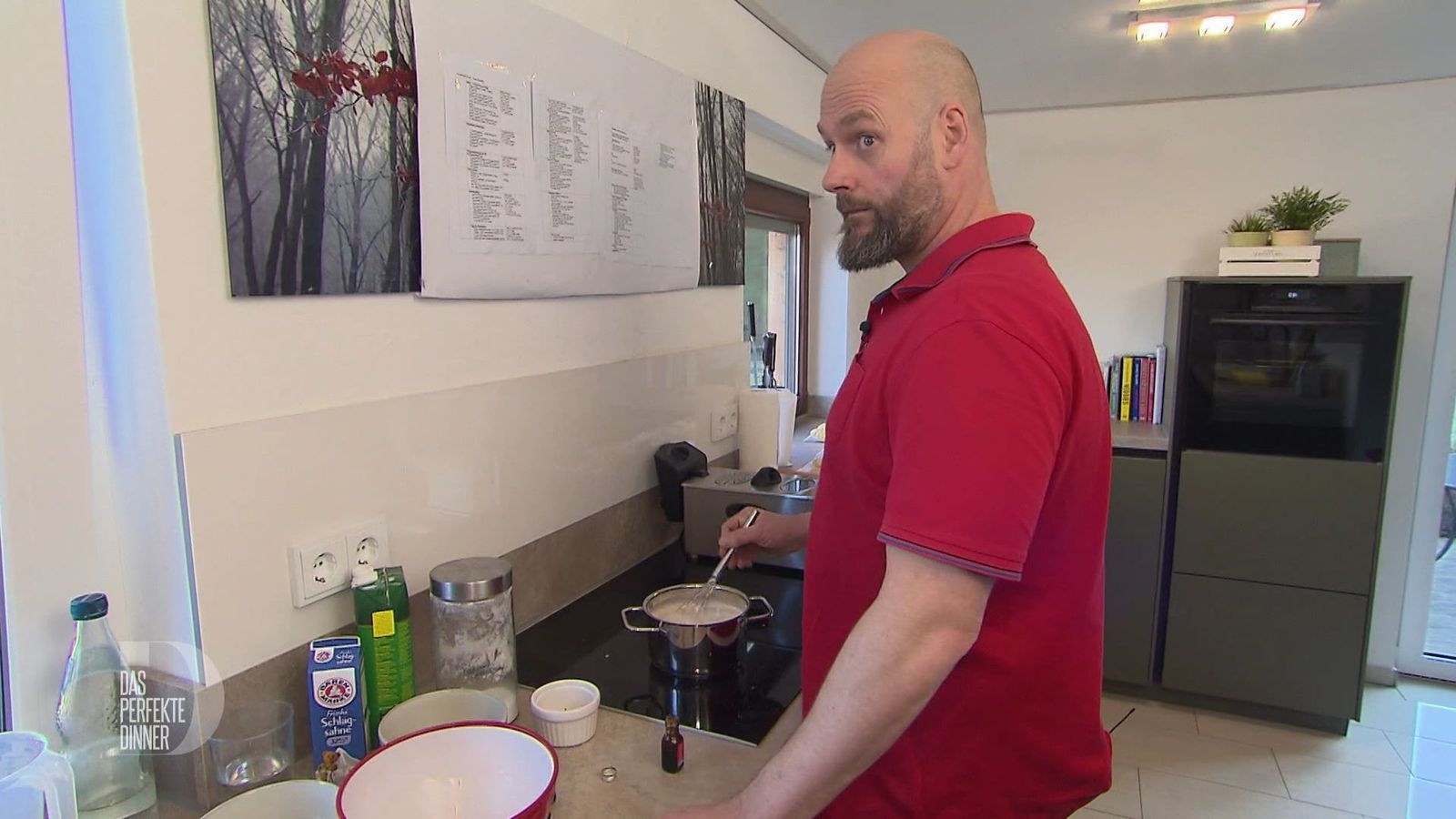 Kei hofft, dass seine Panna cotta diesmal fester wird als beim Probekochen.
 (Bild: RTL)