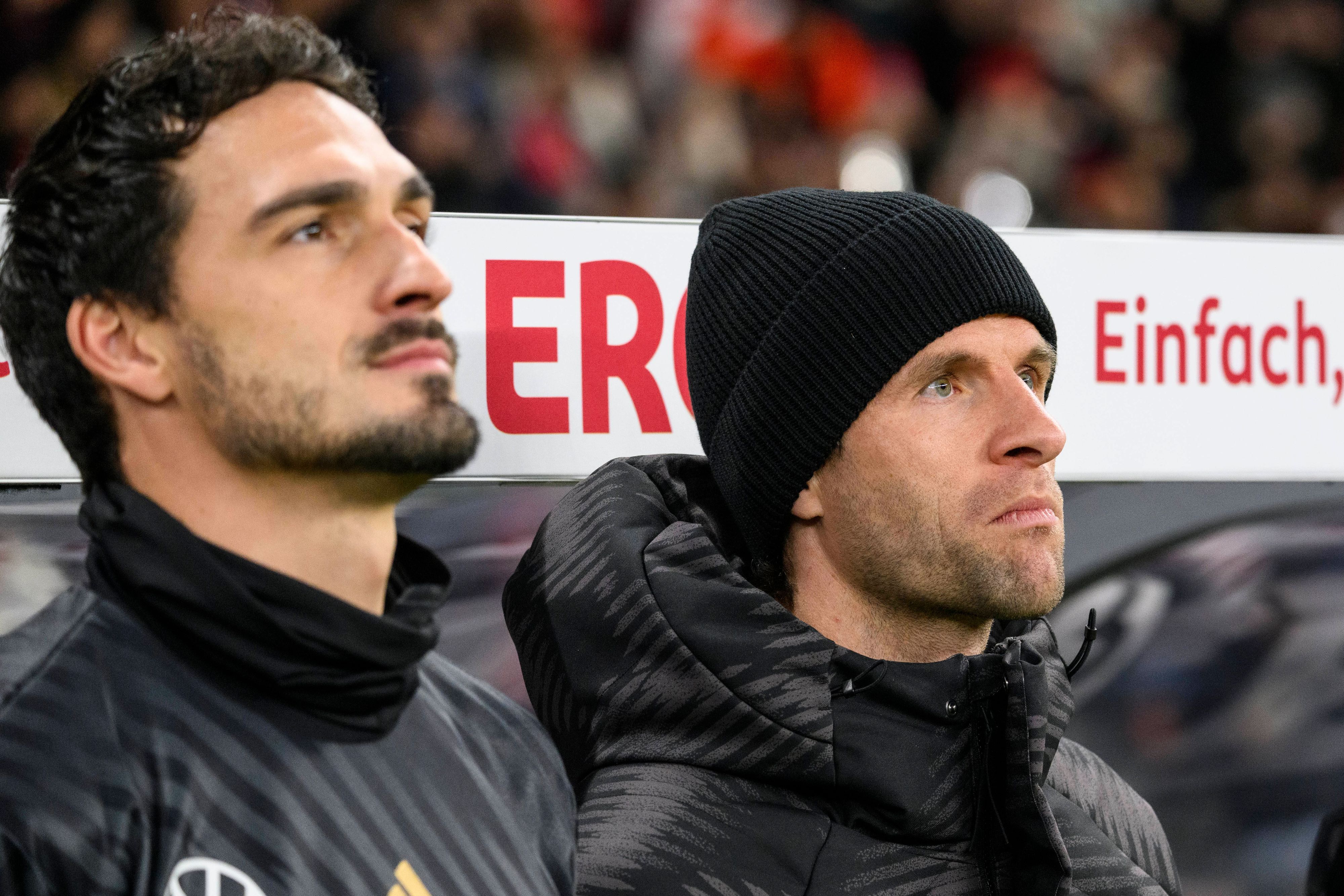 Mats Hummels (l.) und Thomas Müller stehen an der Erstazbank.