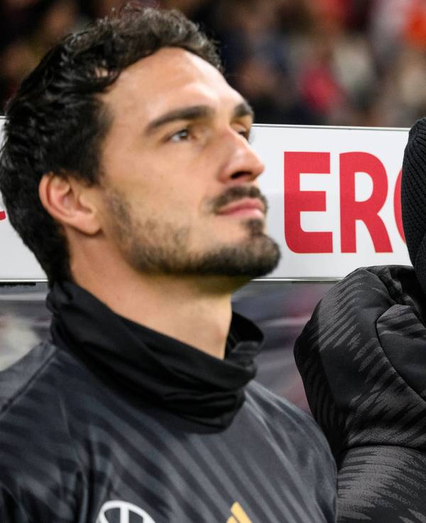 Mats Hummels (l.) und Thomas Müller stehen an der Erstazbank.