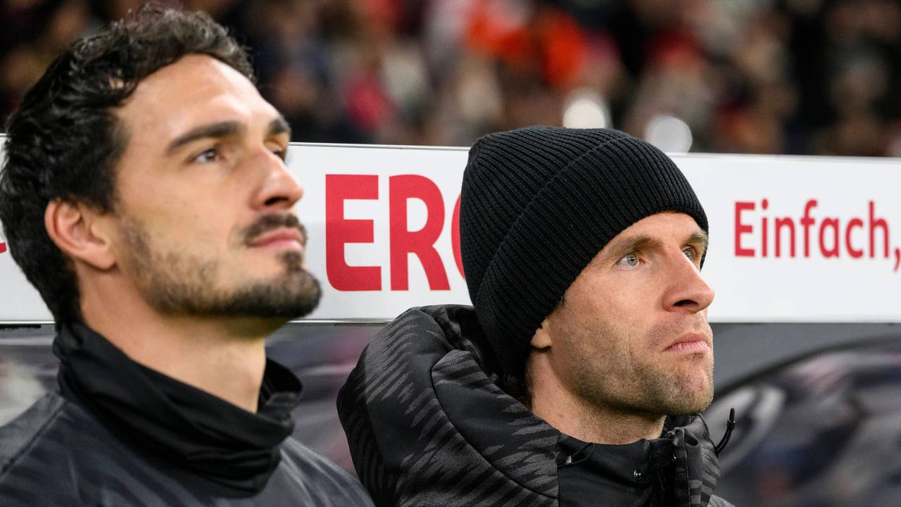 Mats Hummels (l.) und Thomas Müller stehen an der Erstazbank.