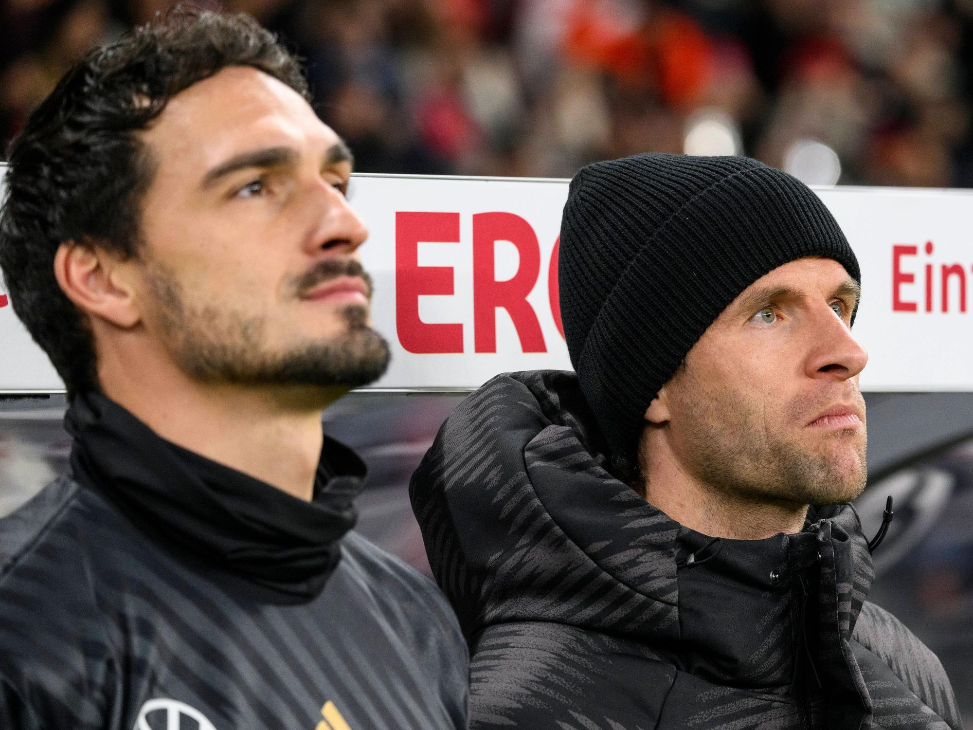 Mats Hummels (l.) und Thomas Müller stehen an der Erstazbank.
