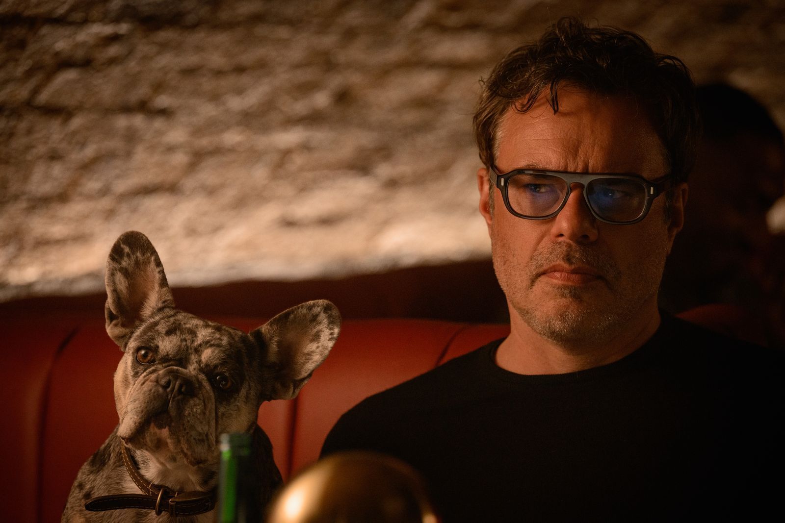 Sein Hund liegt Steve (Jemaine Clement) sehr am Herzen.  (Bild: 2025 Disney+, Inc./Lara Cornell)
