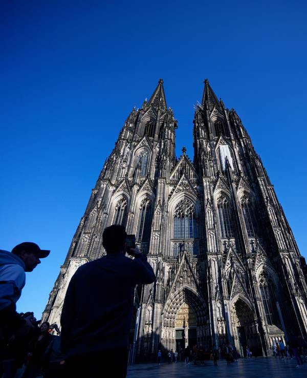 Touristen fotografieren den Kölner Dom.