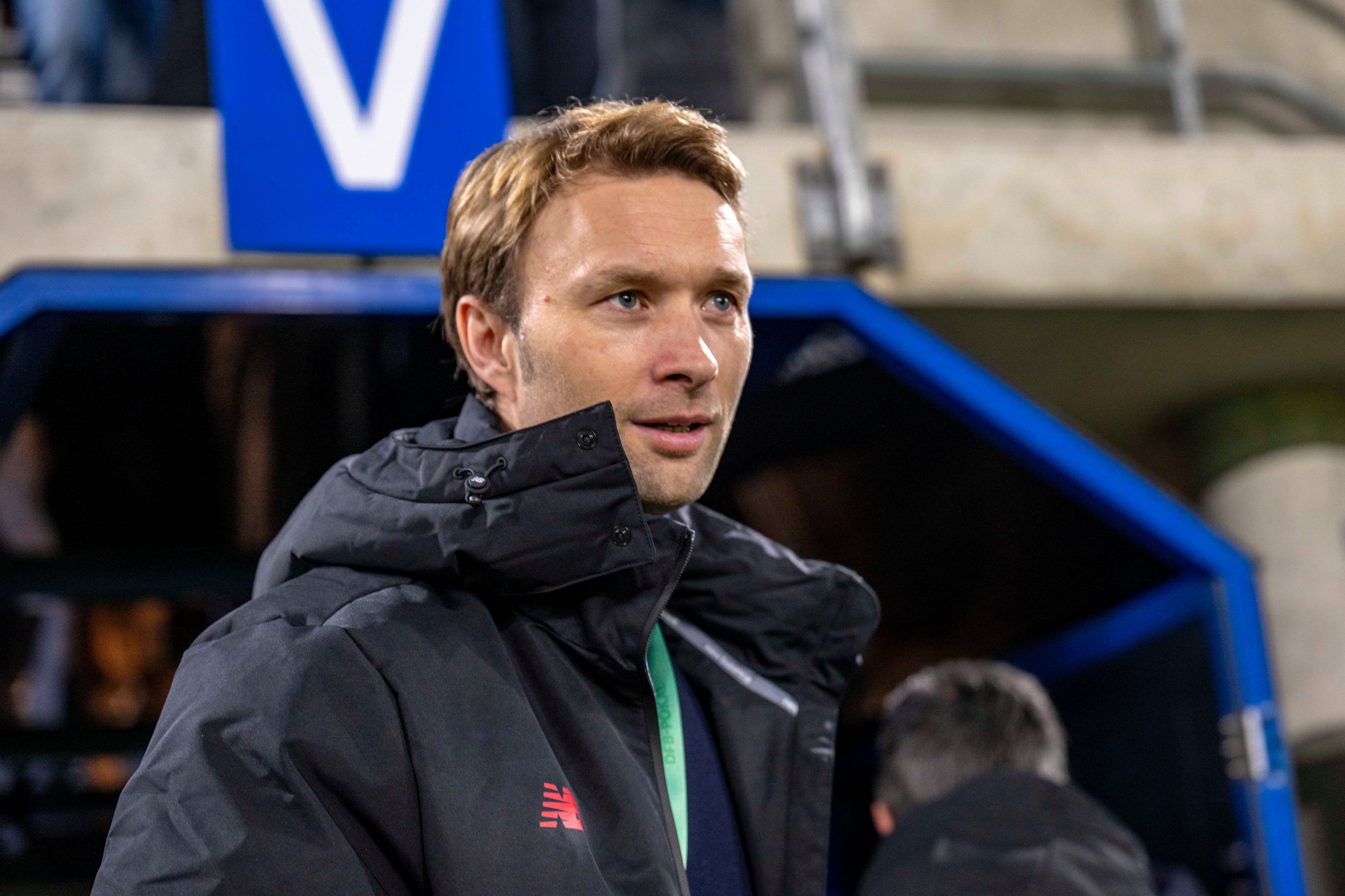 Simon Rolfes kommt ins Stadion.