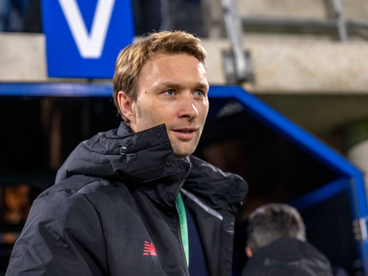 Simon Rolfes kommt ins Stadion.