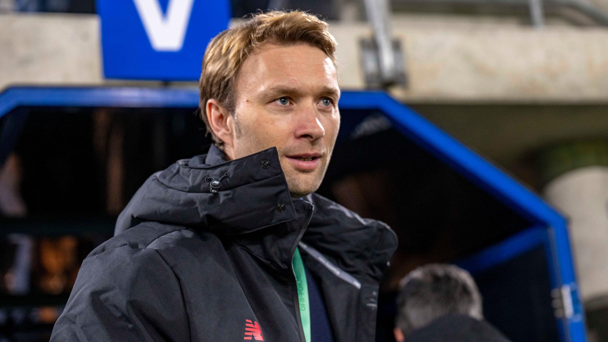 Simon Rolfes kommt ins Stadion.