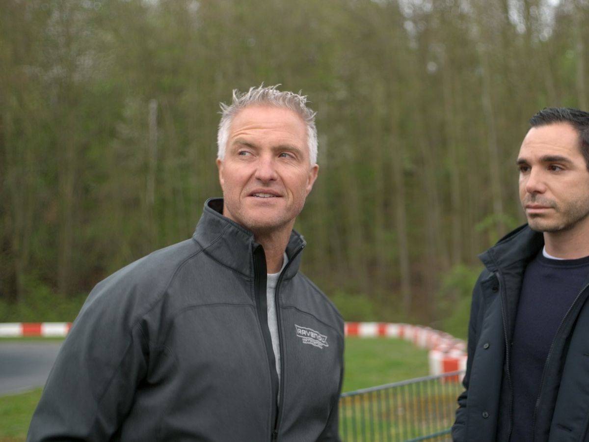In der dritten Folge von „Ralf & Étienne: Wir sagen Ja“ besucht Ralf Schumacher (links) mit seinem Partner Étienne die Kartbahn in Kerpen-Manheim. (Bild: Sky/ Tresor TV)