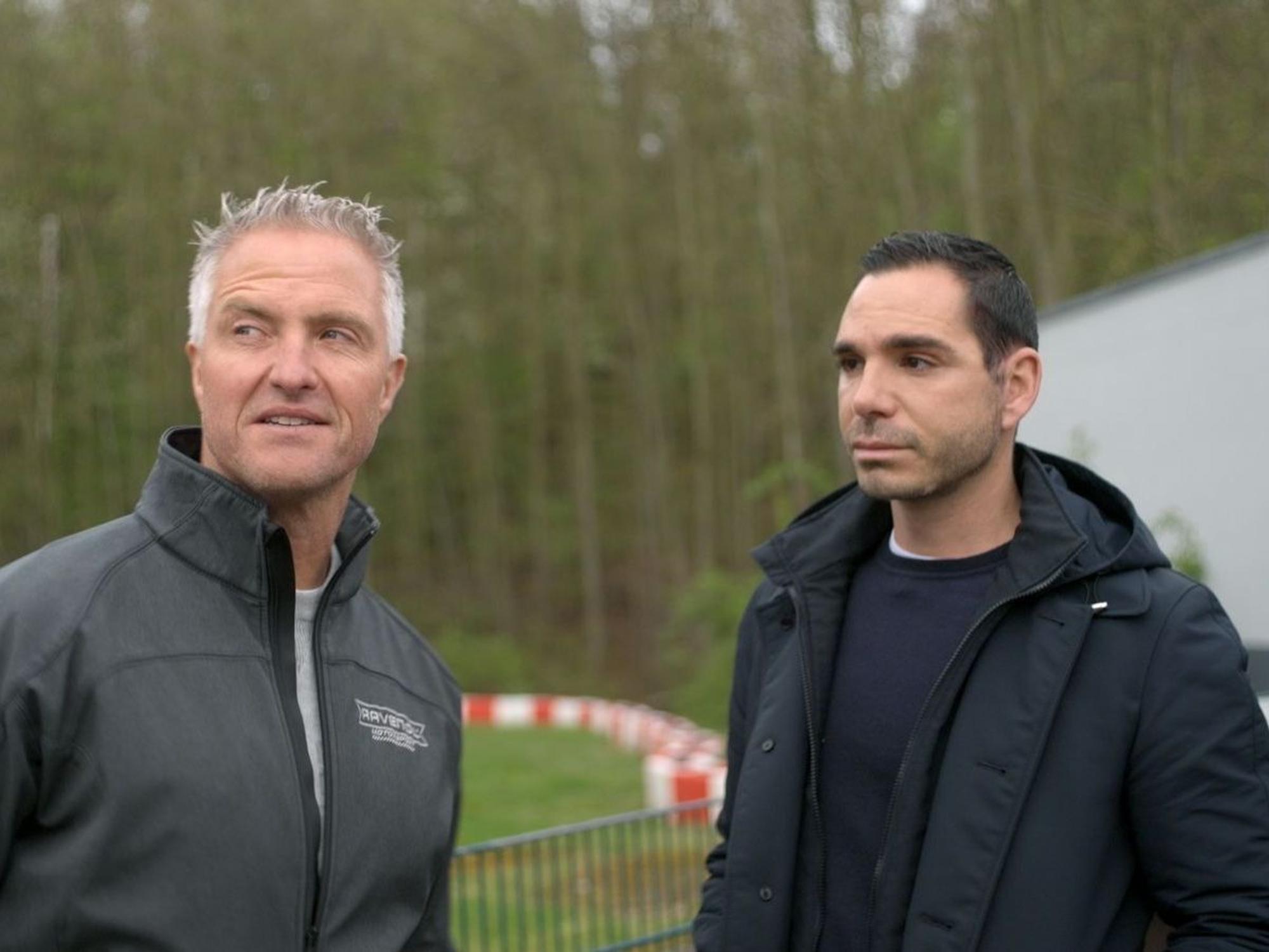 In der dritten Folge von „Ralf & Étienne: Wir sagen Ja“ besucht Ralf Schumacher (links) mit seinem Partner Étienne die Kartbahn in Kerpen-Manheim. (Bild: Sky/ Tresor TV)