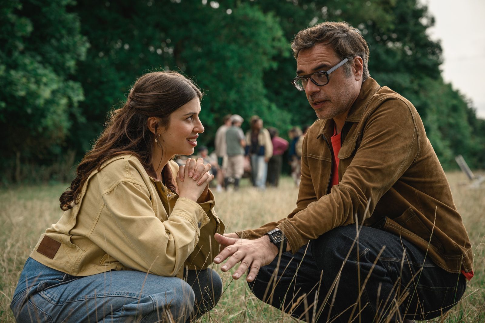 Izzy (Yali Topol Margalith) ist hingerissen von ihrem neuen Freund Steve (Jemaine Clement).  (Bild: 2025 Disney+, Inc./Lara Cornell)