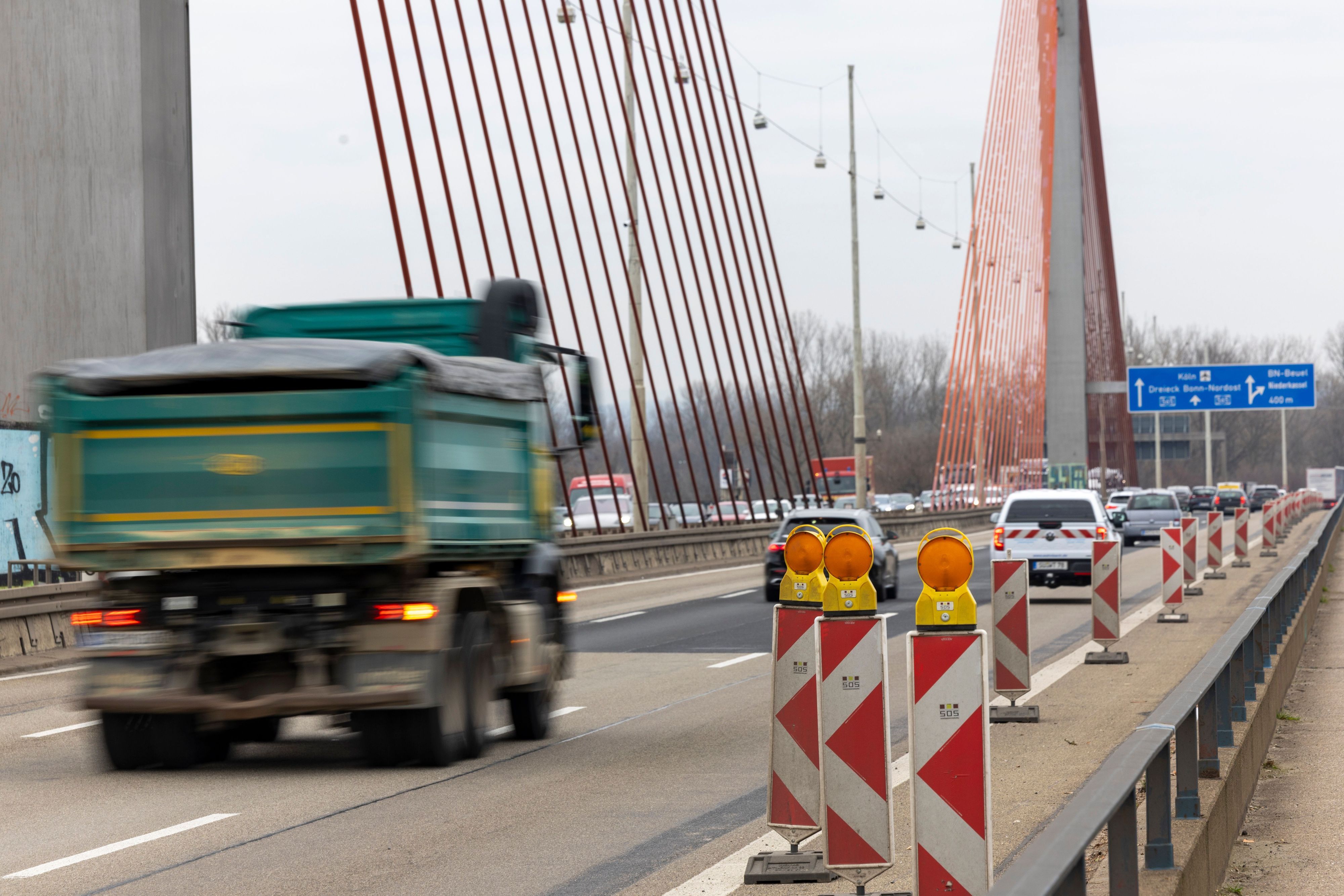 Die Bonner Nordbrücke (Friedrich-Ebert-Brücke, A565) führt über den Rhein (Archivbild).