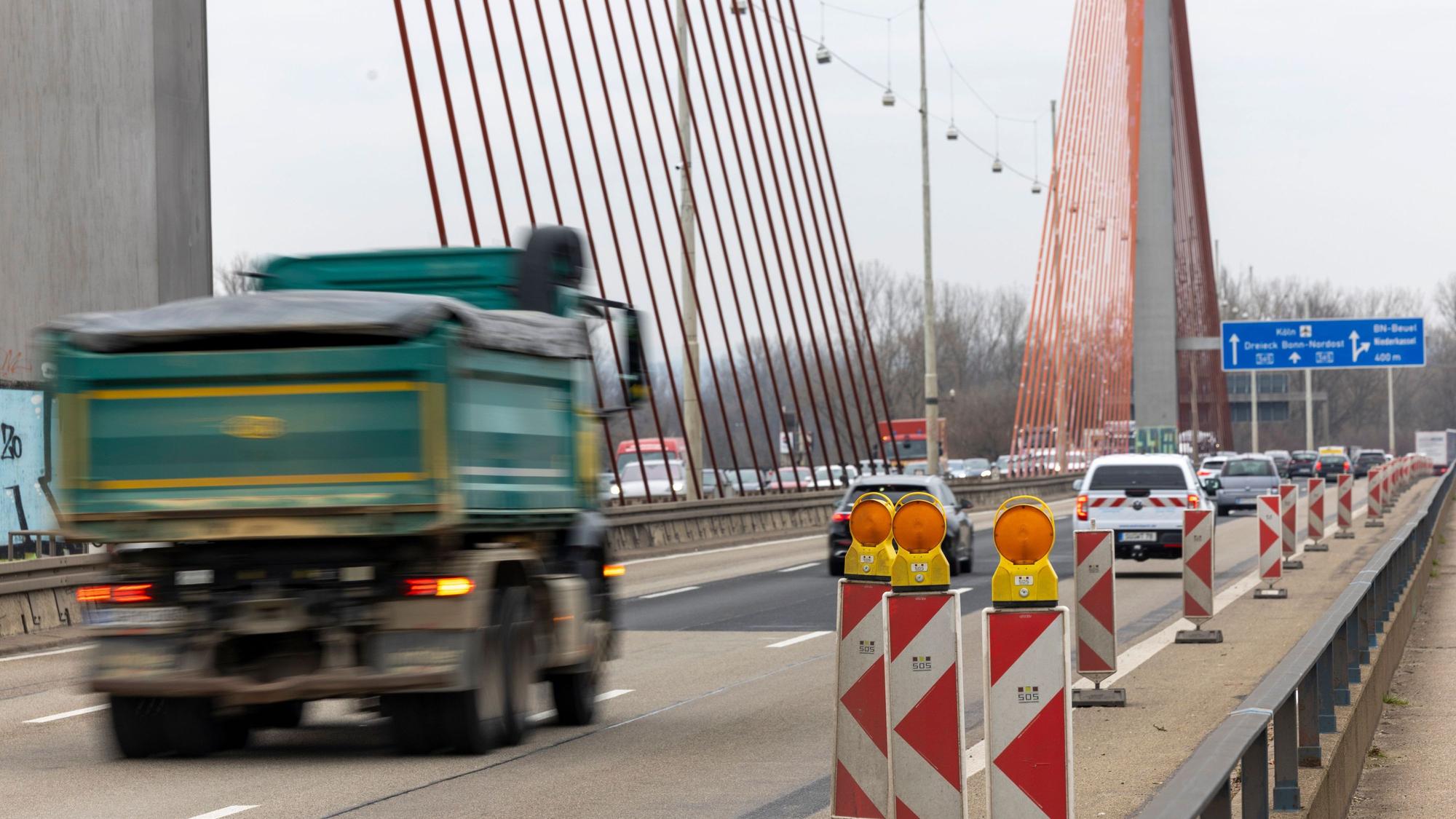 Die Bonner Nordbrücke (Friedrich-Ebert-Brücke, A565) führt über den Rhein (Archivbild).