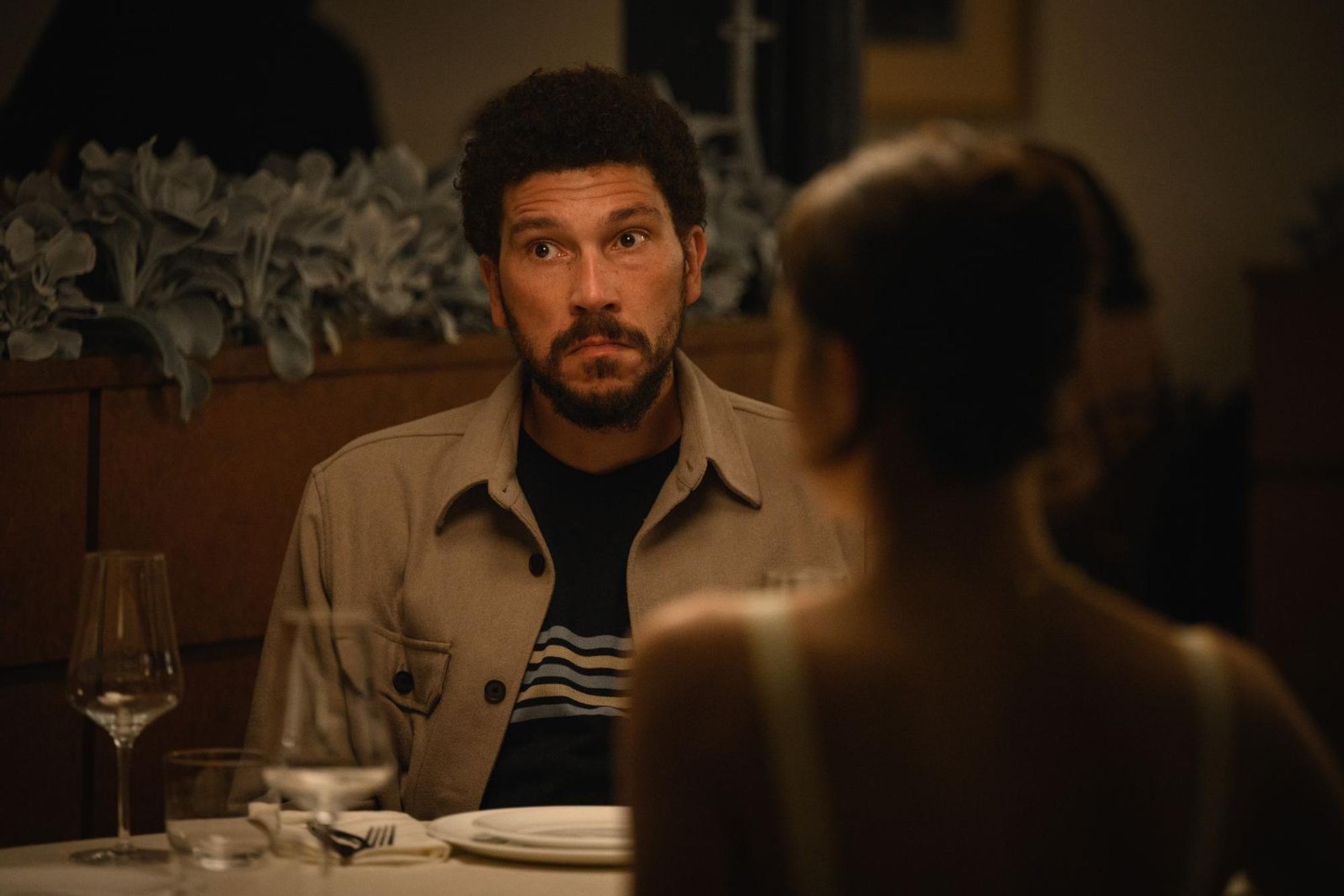 Daniel (Joel Fry) ist nicht der einzige, der sich bei dem von seiner Frau initiierten Kennenlern-Dinner unwohl fühlt. (Bild: 2025 Disney+, Inc./Lara Cornell)