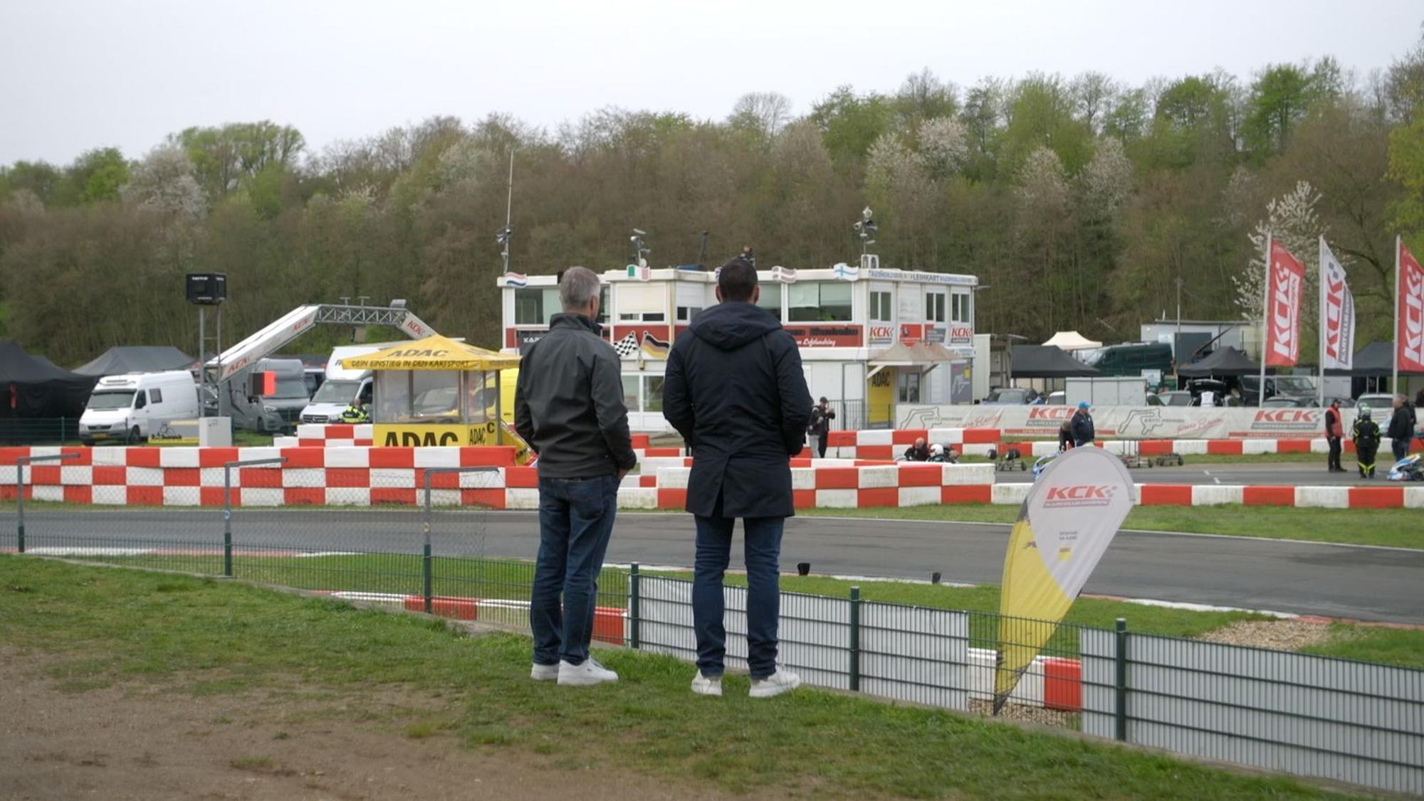 Beim Besuch auf der Kartbahn in Kerpen werden bei Ralf Schumacher (links) viele Erinnerungen an seine Kindheit wach. (Bild: Sky/ Tresor TV)