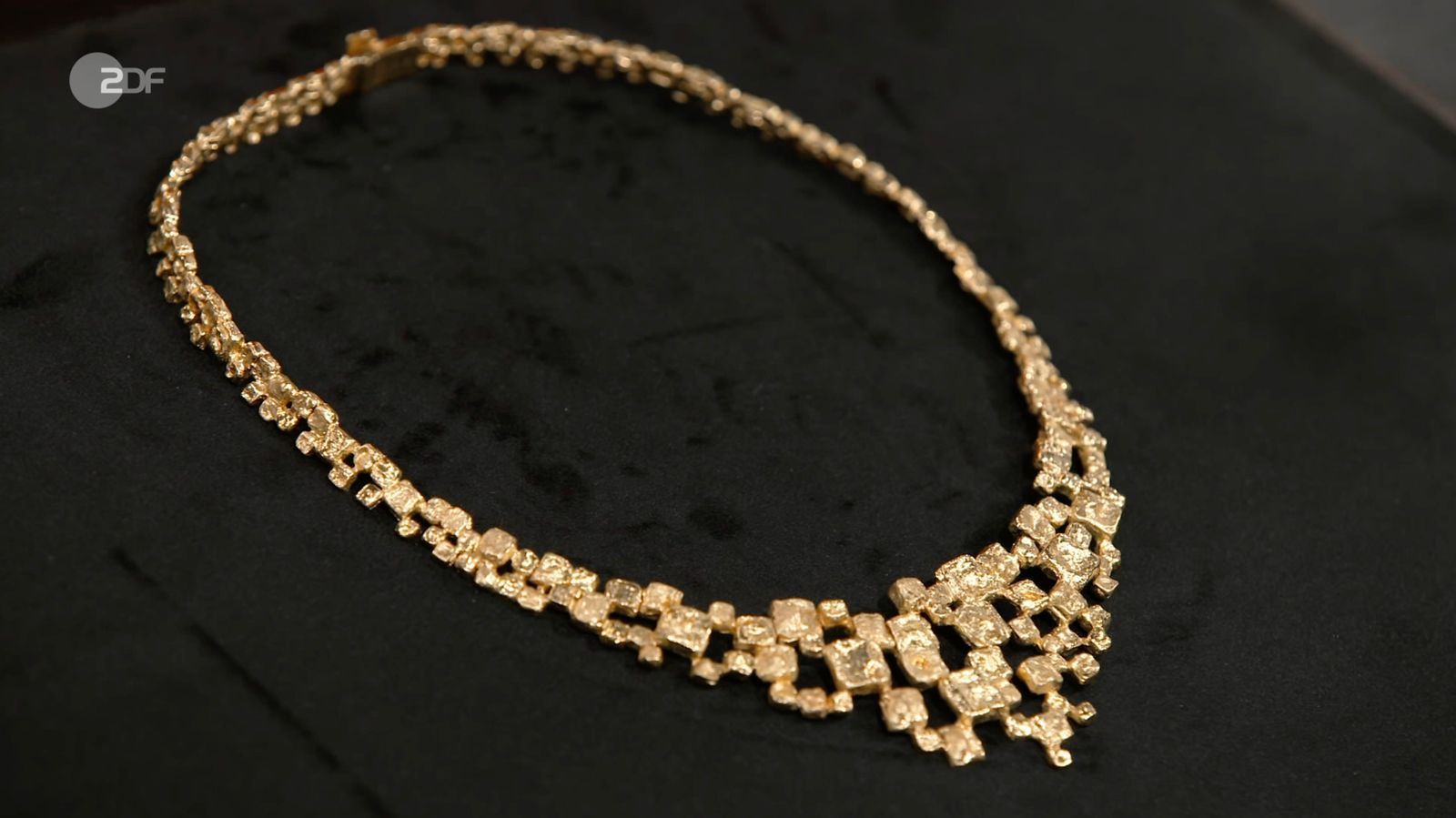 Ein „prachtvolles Bib-Collier“ aus sattem 750er Gelbgold datierte Heide Rezepa-Zabel in den 1960er/70er-Jahren. Gewünscht wurden 7.300 Euro. Expertin Rezepa-Zabel schätzte noch 7.800 bis 8.500 Euro, denn allein der Goldwert lag schon bei 7.000 Euro. Letztlich zahlte Daniel Meyer 7.600 Euro. (Bild: ZDF)