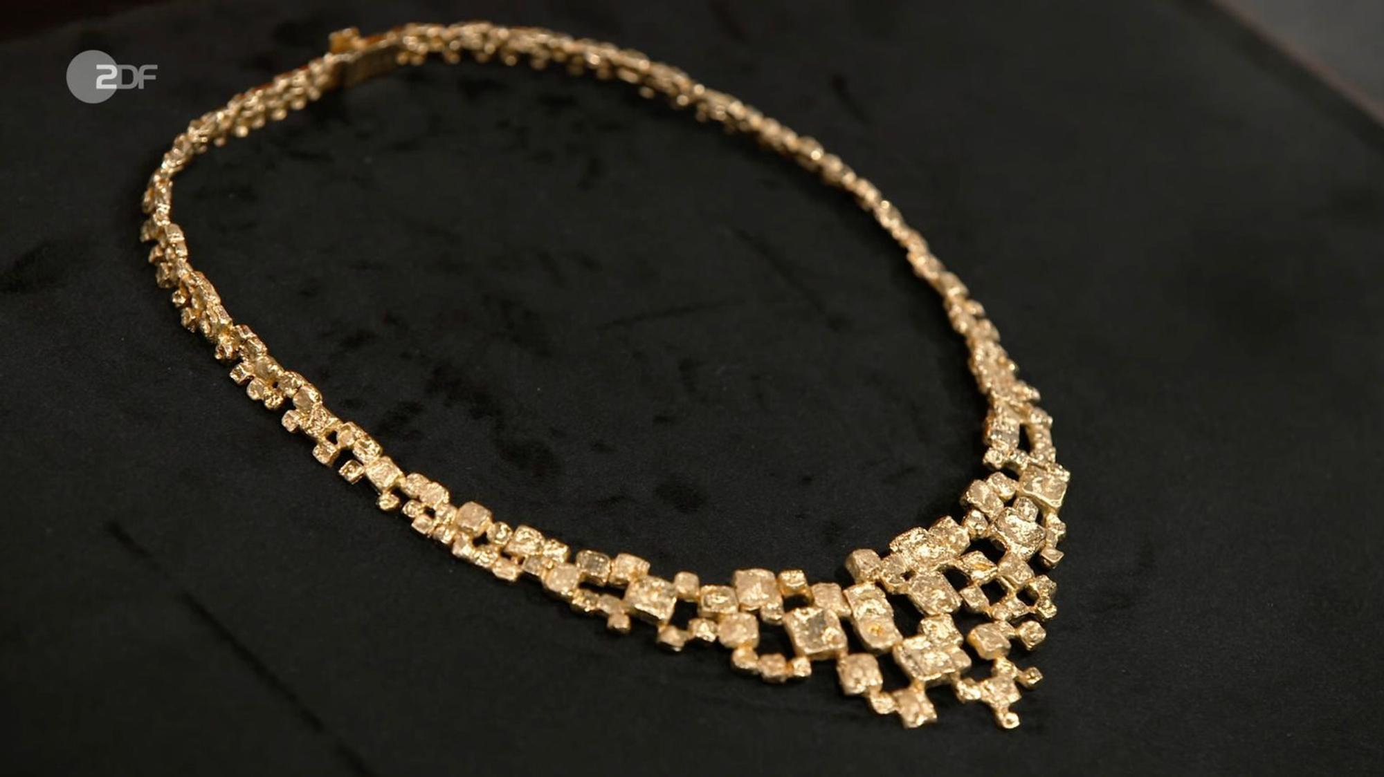 Ein „prachtvolles Bib-Collier“ aus sattem 750er Gelbgold datierte Heide Rezepa-Zabel in den 1960er/70er-Jahren. Gewünscht wurden 7.300 Euro. Expertin Rezepa-Zabel schätzte noch 7.800 bis 8.500 Euro, denn allein der Goldwert lag schon bei 7.000 Euro. Letztlich zahlte Daniel Meyer 7.600 Euro. (Bild: ZDF)