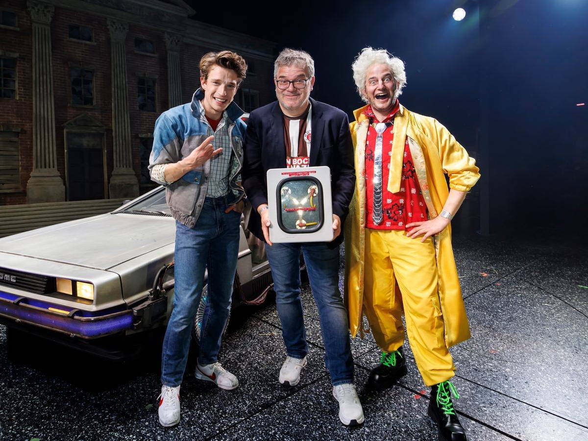 Gastauftritt in Hill Valley: Moderator Elton (Mitte) übernimmt Ende Juli die Rolle des Schuldirektors Strickland in „Zurück in die Zukunft - Das Musical“ und ist darin an der Seite von Raphael Groß als Marty McFly (links) und Jan Kersjes als Doc Brown zu sehen. (Bild: Morris Mac Matzen / Stage Entertainment)