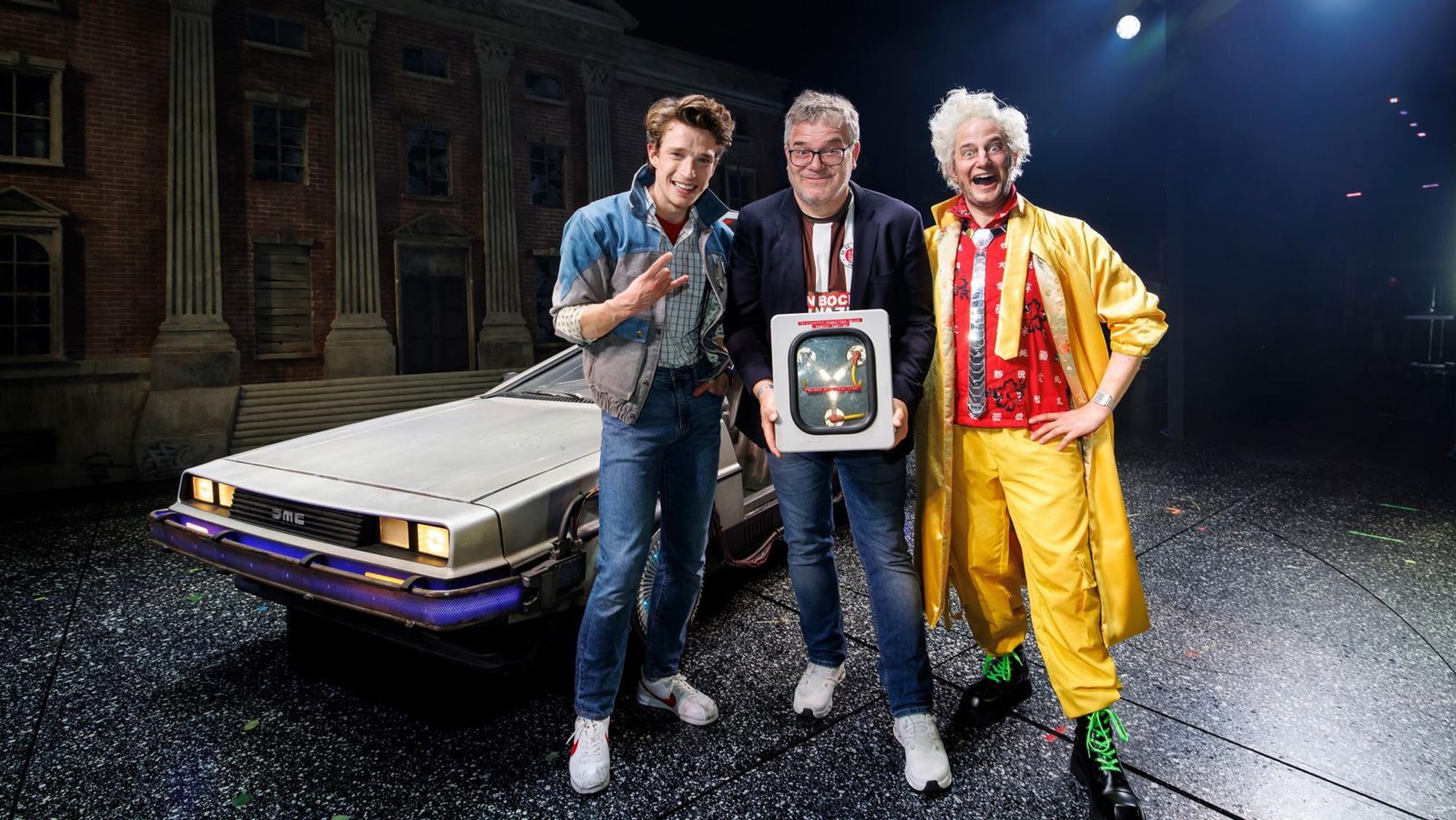 Gastauftritt in Hill Valley: Moderator Elton (Mitte) übernimmt Ende Juli die Rolle des Schuldirektors Strickland in „Zurück in die Zukunft - Das Musical“ und ist darin an der Seite von Raphael Groß als Marty McFly (links) und Jan Kersjes als Doc Brown zu sehen. (Bild: Morris Mac Matzen / Stage Entertainment)