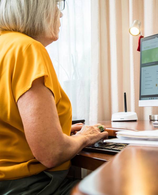 Eine Frau macht eine Steuererklärung am PC