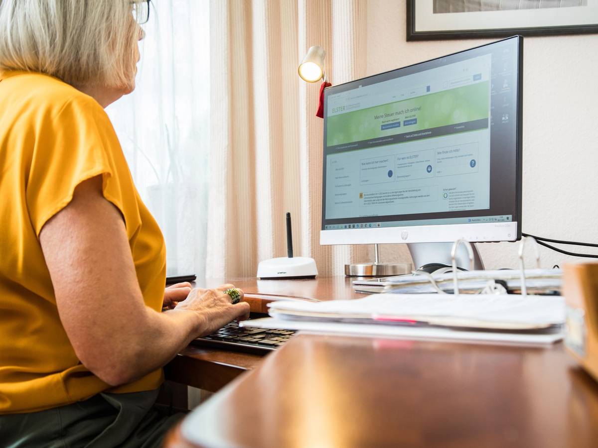 Eine Frau macht eine Steuererklärung am PC