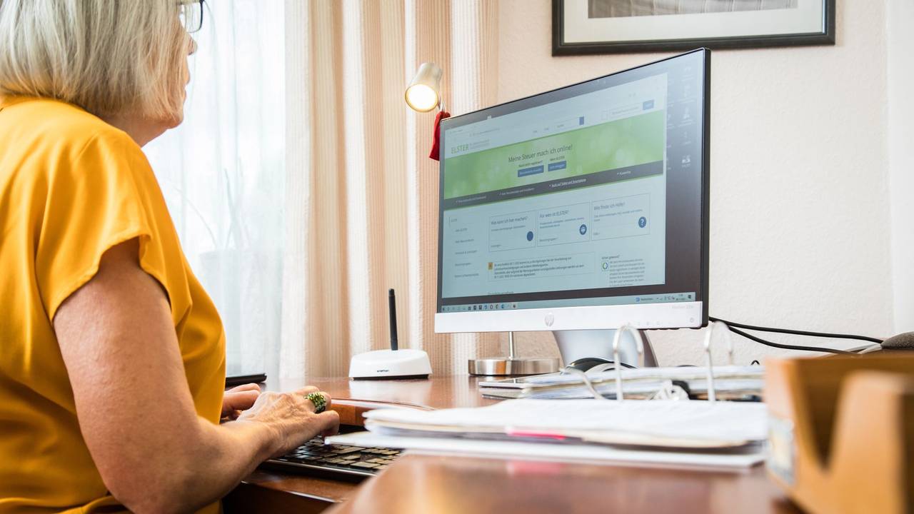 Eine Frau macht eine Steuererklärung am PC